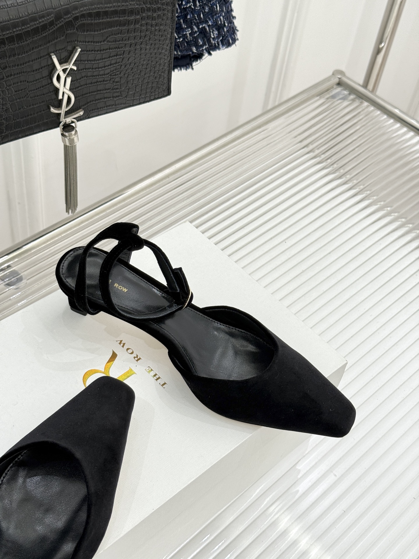 The Row26WF新品极简小方头后空猫跟凉鞋本季以静奢美学为底利落方头拉长脚型后空设计释放足背5cm