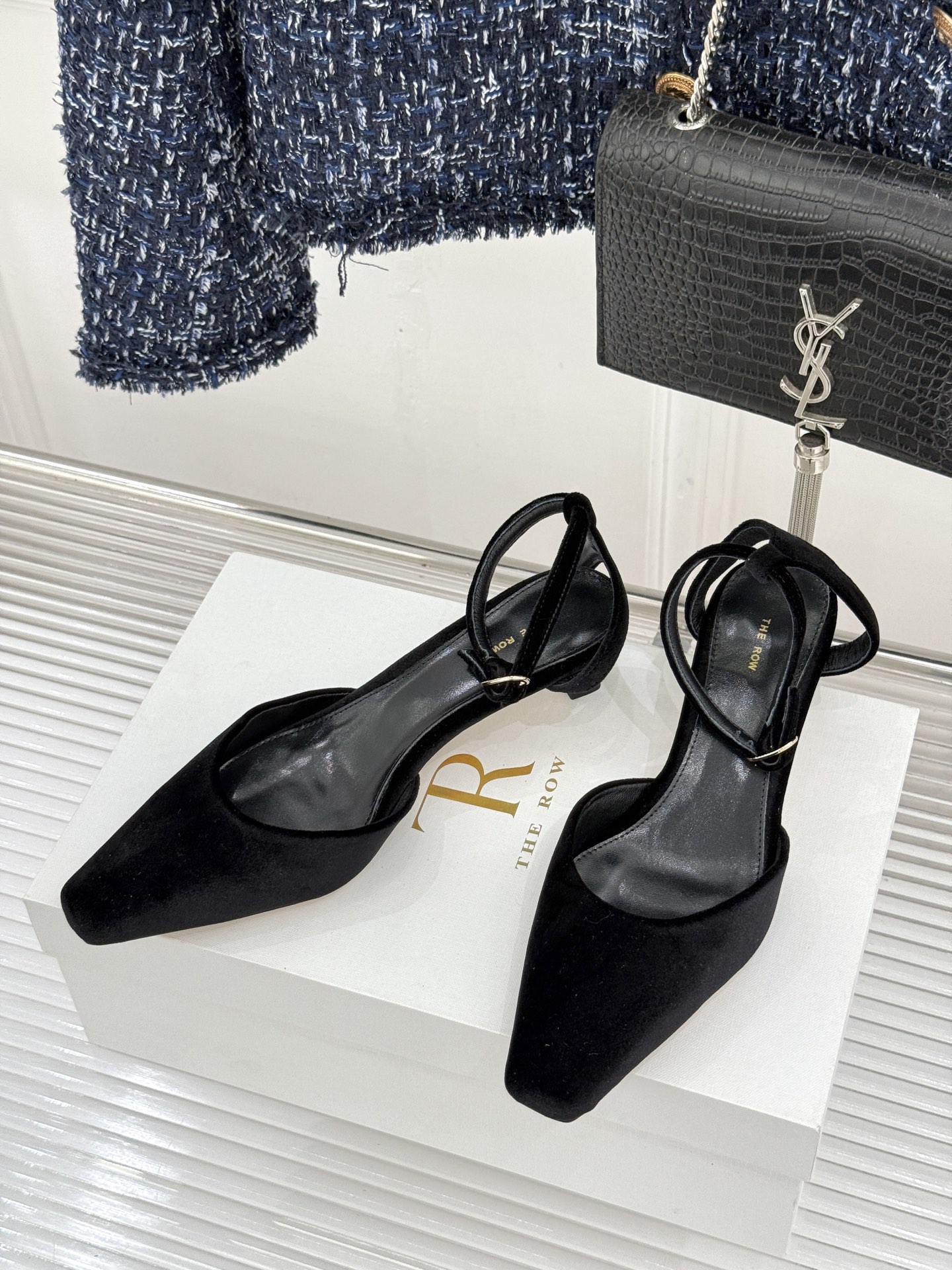 The Row26WF新品极简小方头后空猫跟凉鞋本季以静奢美学为底利落方头拉长脚型后空设计释放足背5cm