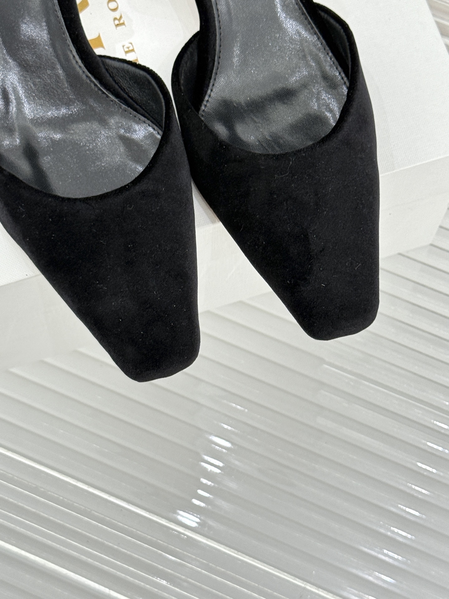 The Row26WF新品极简小方头后空猫跟凉鞋本季以静奢美学为底利落方头拉长脚型后空设计释放足背5cm