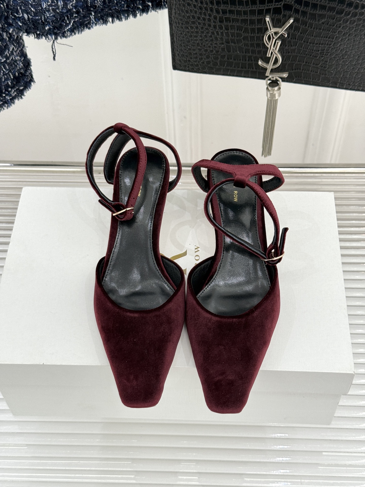 The Row26WF新品极简小方头后空猫跟凉鞋本季以静奢美学为底利落方头拉长脚型后空设计释放足背5cm