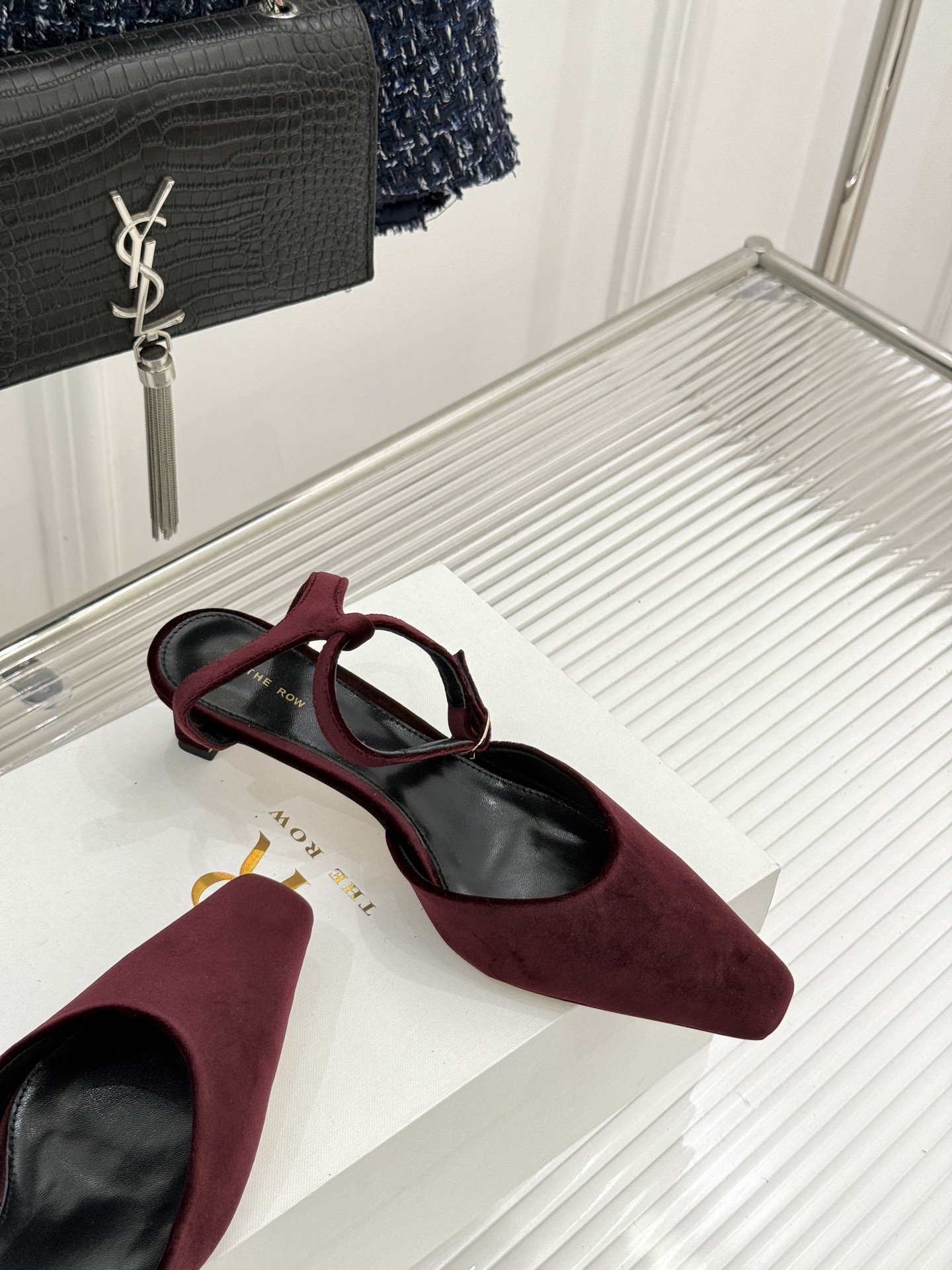 The Row26WF新品极简小方头后空猫跟凉鞋本季以静奢美学为底利落方头拉长脚型后空设计释放足背5cm