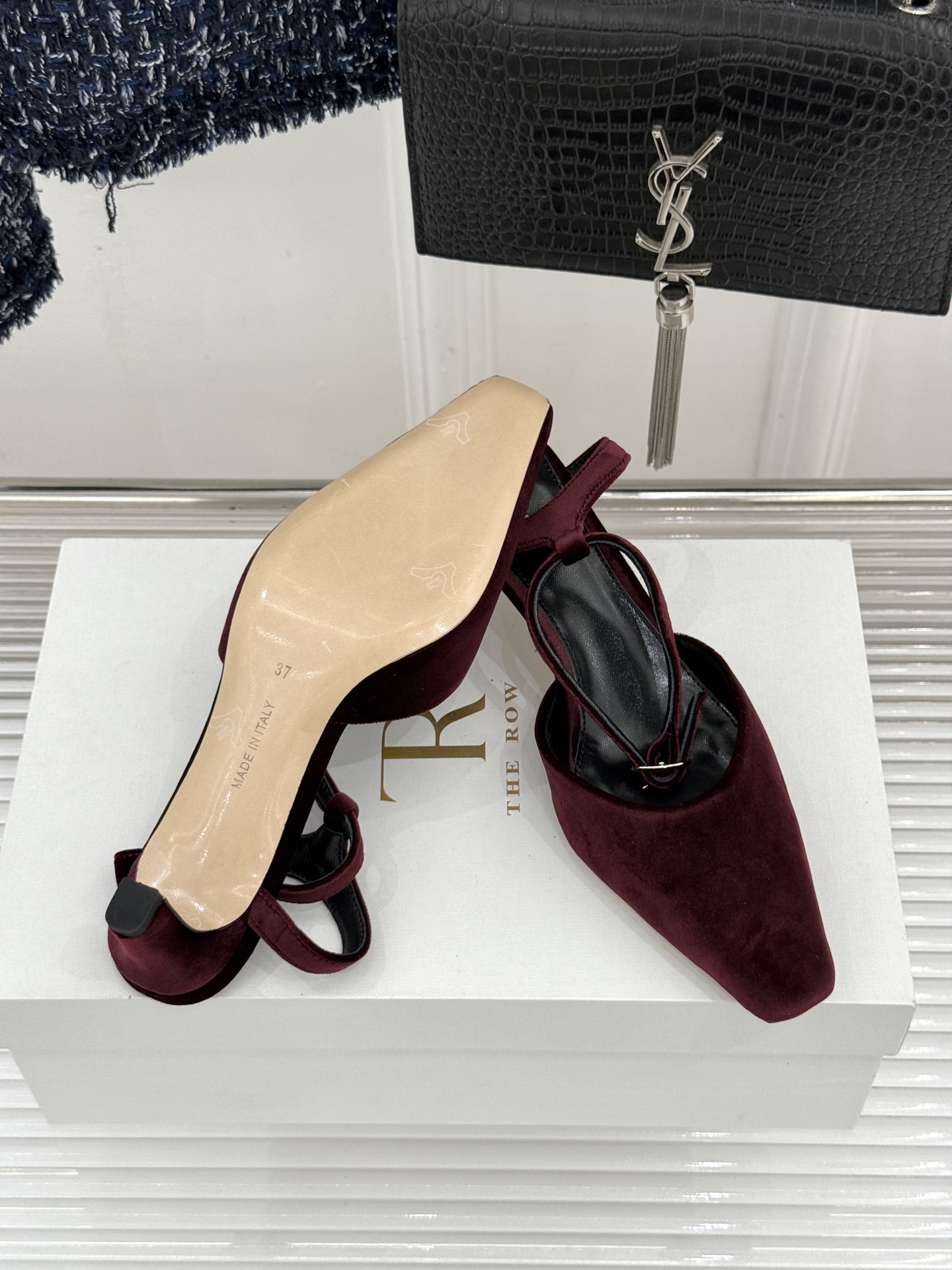 The Row26WF新品极简小方头后空猫跟凉鞋本季以静奢美学为底利落方头拉长脚型后空设计释放足背5cm