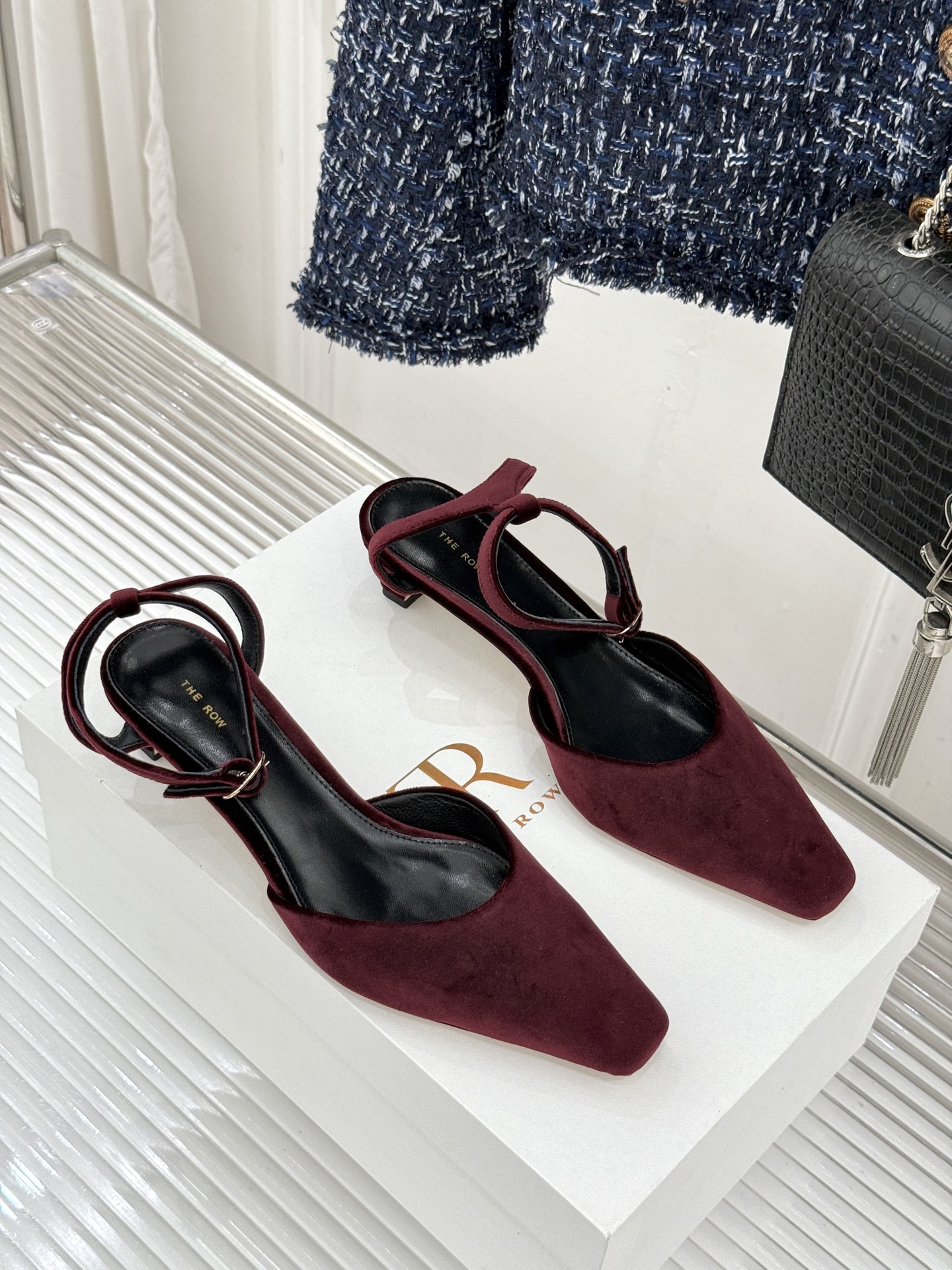 The Row26WF新品极简小方头后空猫跟凉鞋本季以静奢美学为底利落方头拉长脚型后空设计释放足背5cm