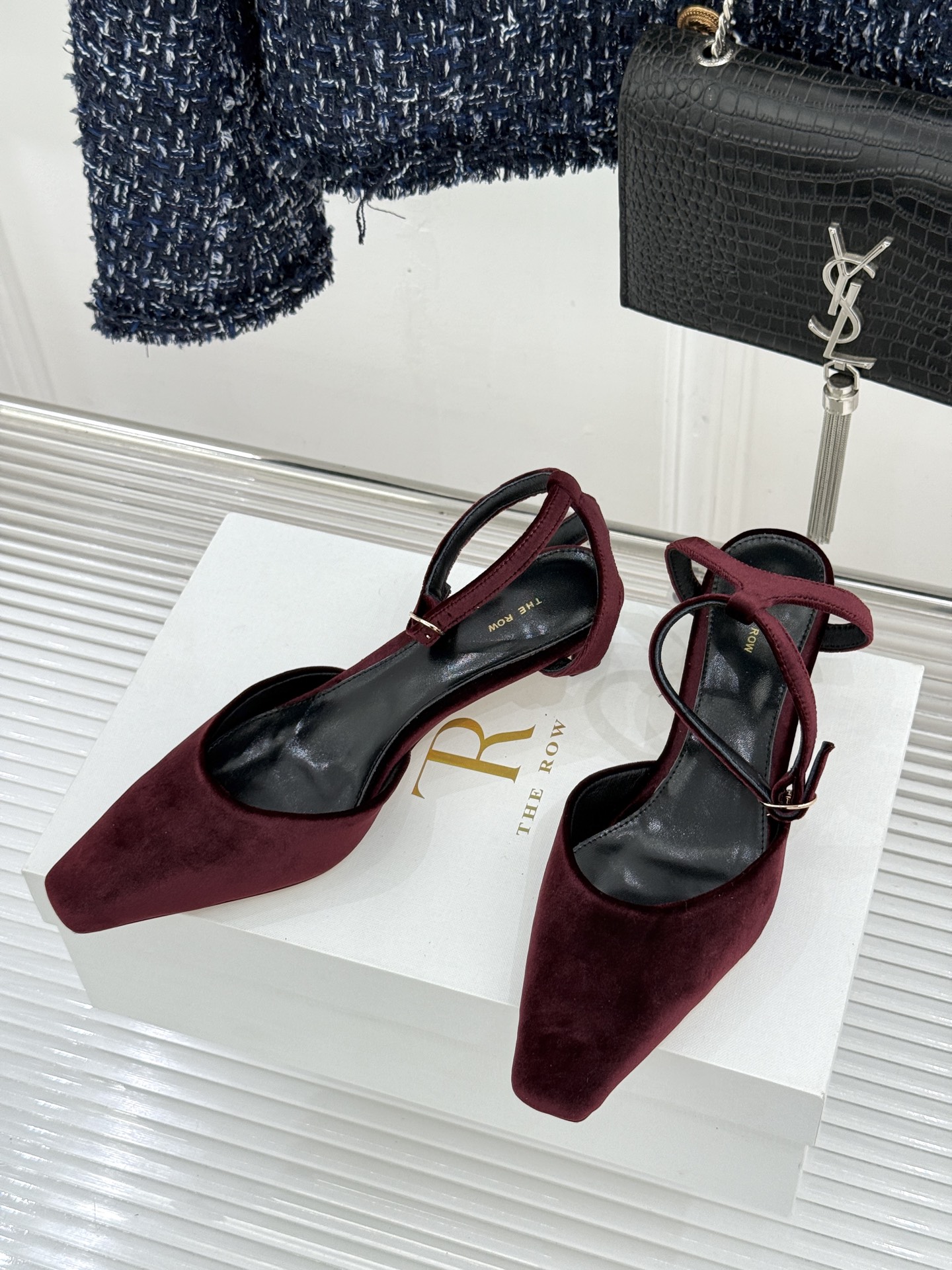 The Row26WF新品极简小方头后空猫跟凉鞋本季以静奢美学为底利落方头拉长脚型后空设计释放足背5cm