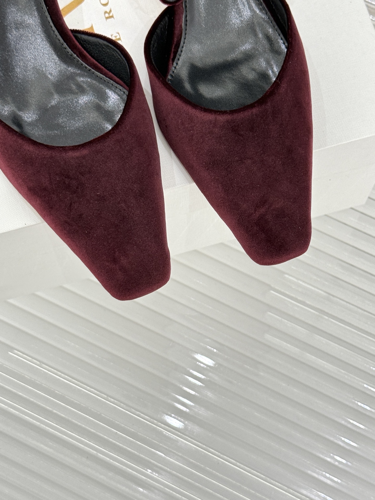 The Row26WF新品极简小方头后空猫跟凉鞋本季以静奢美学为底利落方头拉长脚型后空设计释放足背5cm