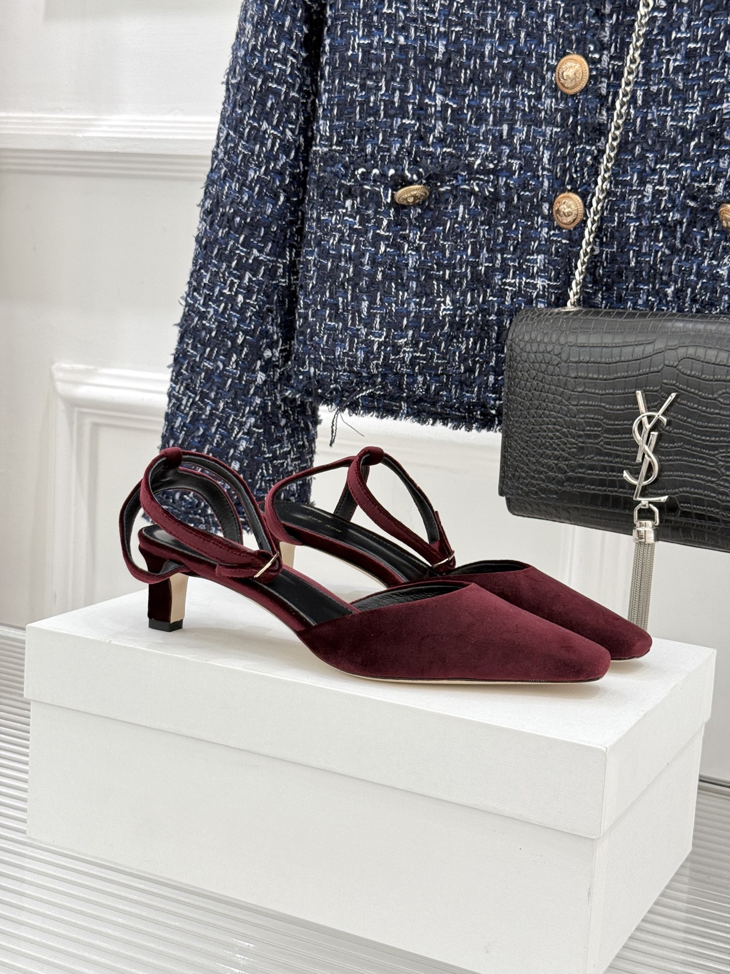 The Row26WF新品极简小方头后空猫跟凉鞋本季以静奢美学为底利落方头拉长脚型后空设计释放足背5cm