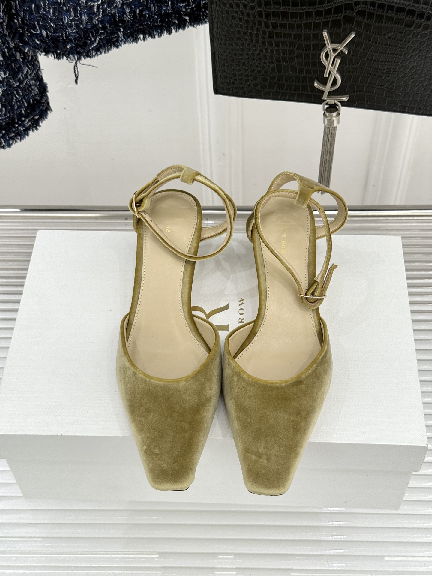 The Row26WF新品极简小方头后空猫跟凉鞋本季以静奢美学为底利落方头拉长脚型后空设计释放足背5cm