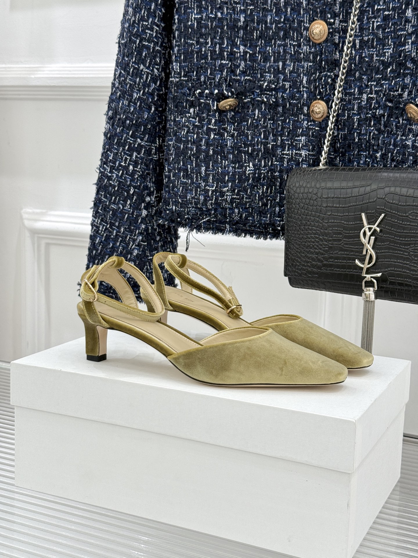 The Row26WF新品极简小方头后空猫跟凉鞋本季以静奢美学为底利落方头拉长脚型后空设计释放足背5cm