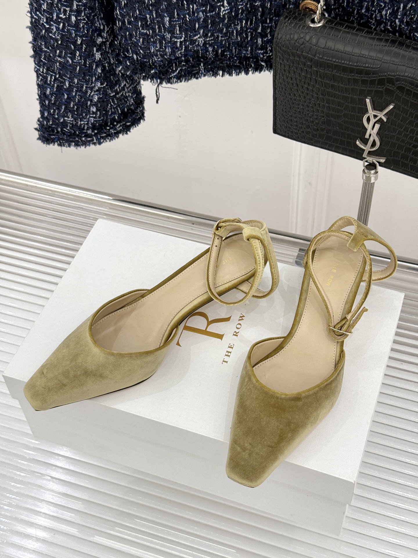 The Row26WF新品极简小方头后空猫跟凉鞋本季以静奢美学为底利落方头拉长脚型后空设计释放足背5cm