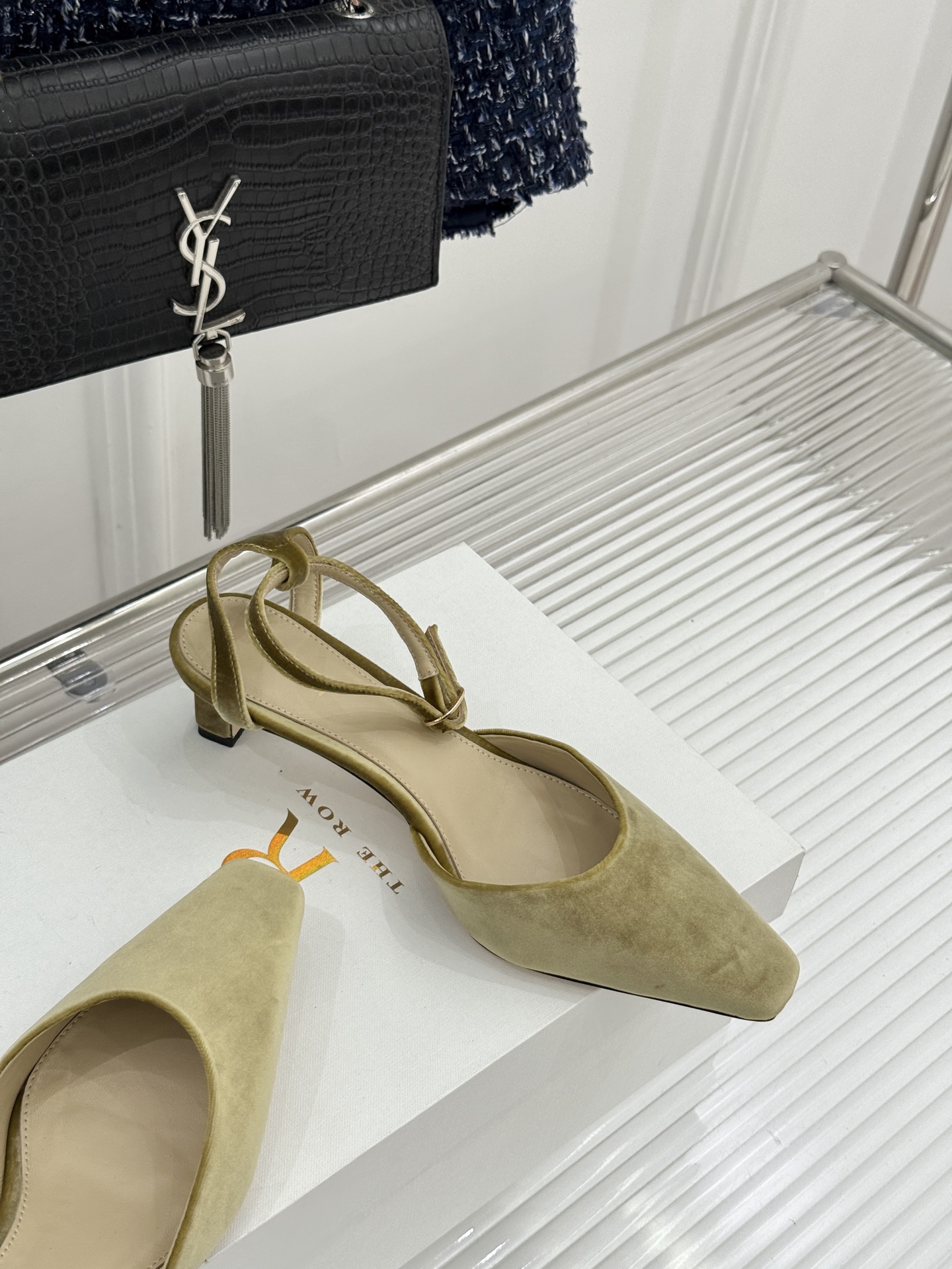 The Row26WF新品极简小方头后空猫跟凉鞋本季以静奢美学为底利落方头拉长脚型后空设计释放足背5cm