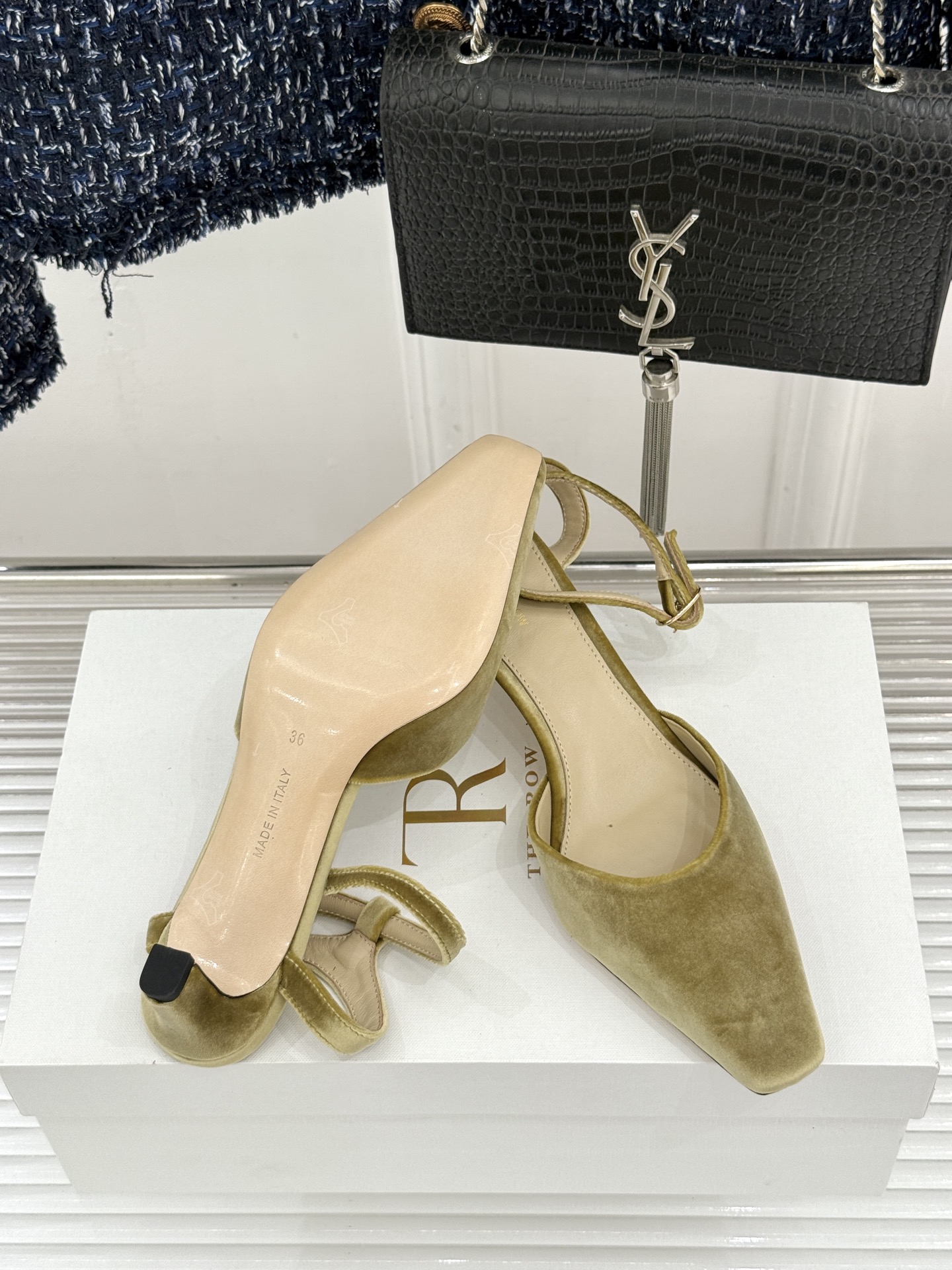 The Row26WF新品极简小方头后空猫跟凉鞋本季以静奢美学为底利落方头拉长脚型后空设计释放足背5cm