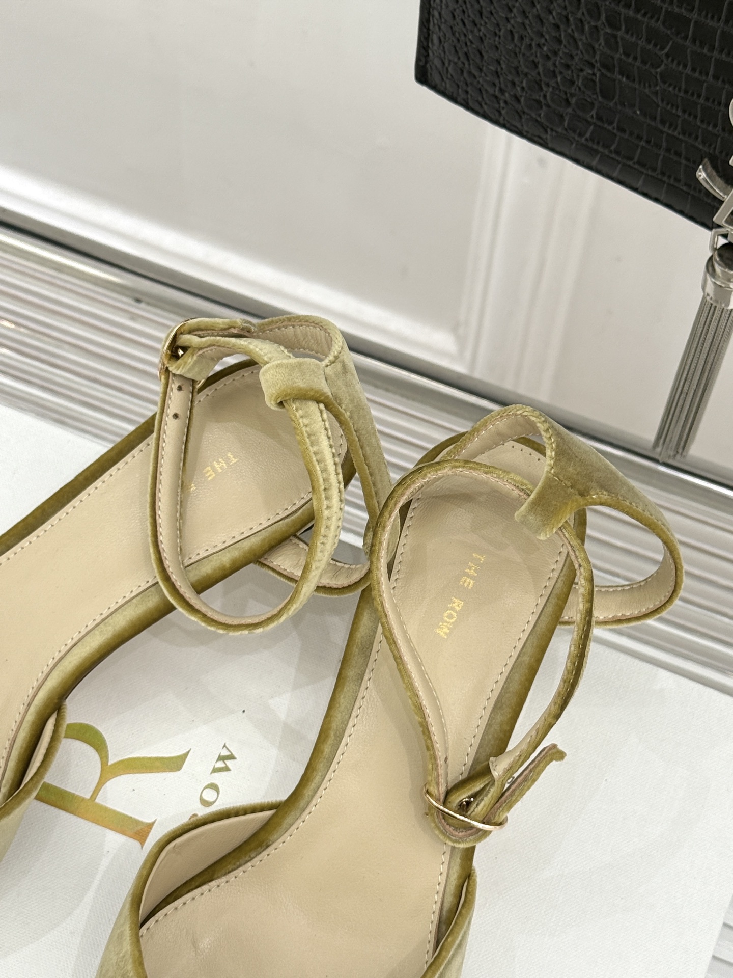 The Row26WF新品极简小方头后空猫跟凉鞋本季以静奢美学为底利落方头拉长脚型后空设计释放足背5cm