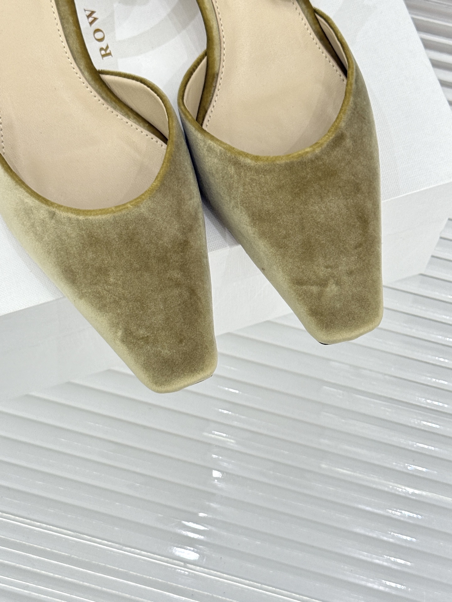 The Row26WF新品极简小方头后空猫跟凉鞋本季以静奢美学为底利落方头拉长脚型后空设计释放足背5cm