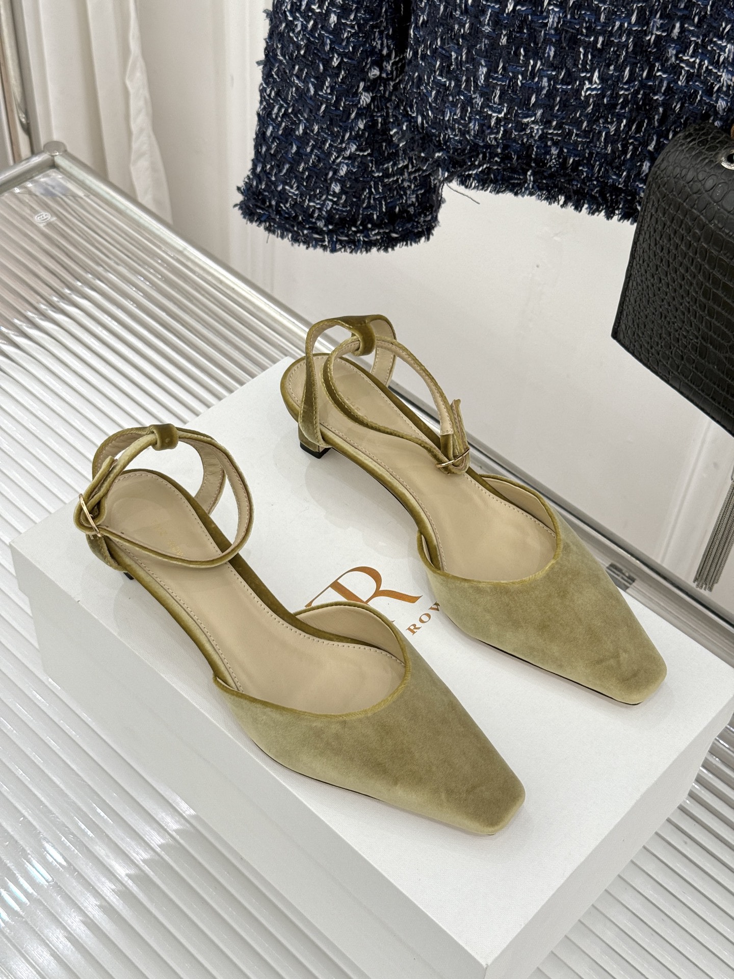 The Row26WF新品极简小方头后空猫跟凉鞋本季以静奢美学为底利落方头拉长脚型后空设计释放足背5cm