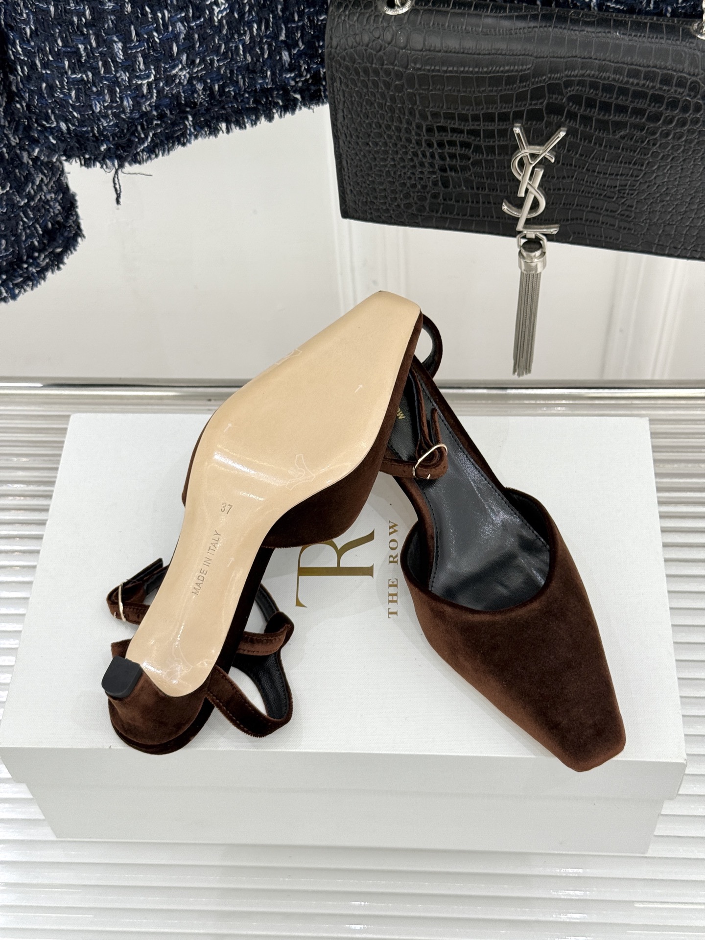 The Row26WF新品极简小方头后空猫跟凉鞋本季以静奢美学为底利落方头拉长脚型后空设计释放足背5cm