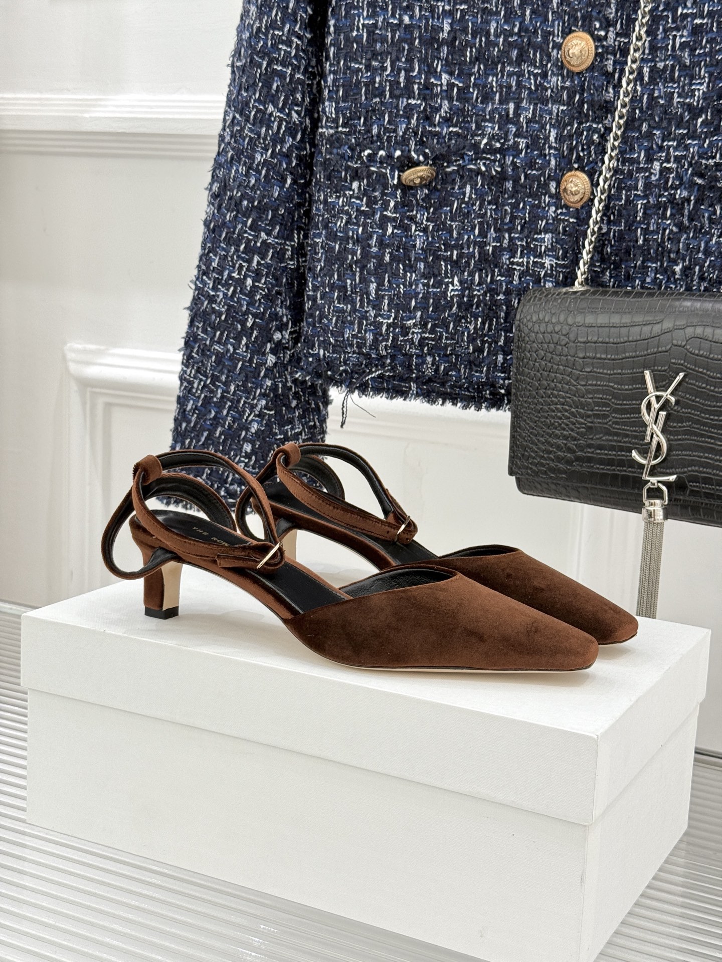 The Row26WF新品极简小方头后空猫跟凉鞋本季以静奢美学为底利落方头拉长脚型后空设计释放足背5cm