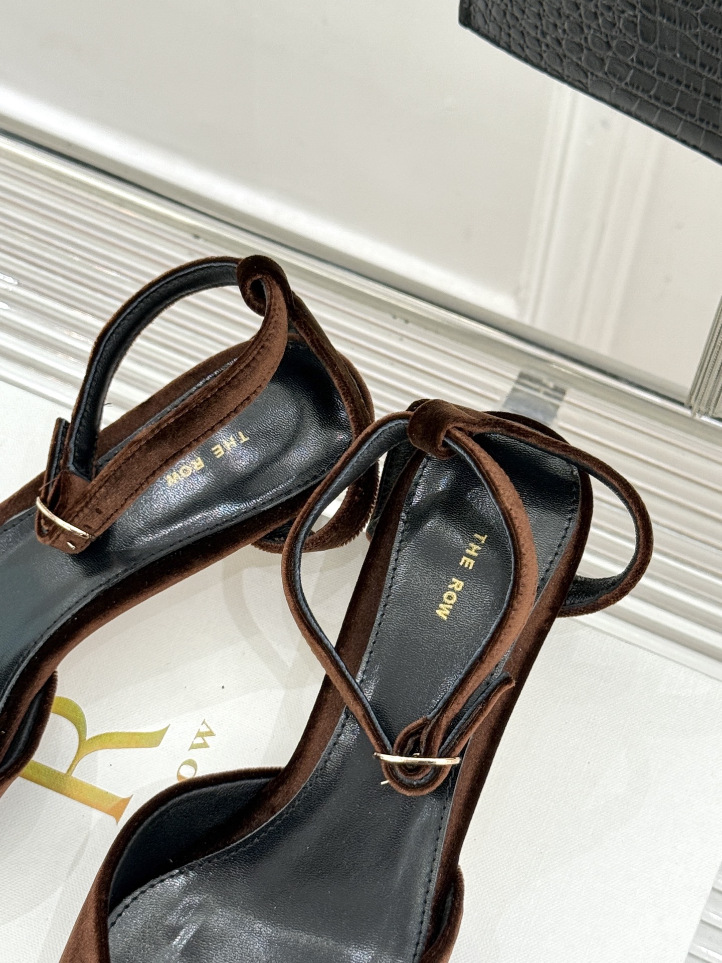 The Row26WF新品极简小方头后空猫跟凉鞋本季以静奢美学为底利落方头拉长脚型后空设计释放足背5cm