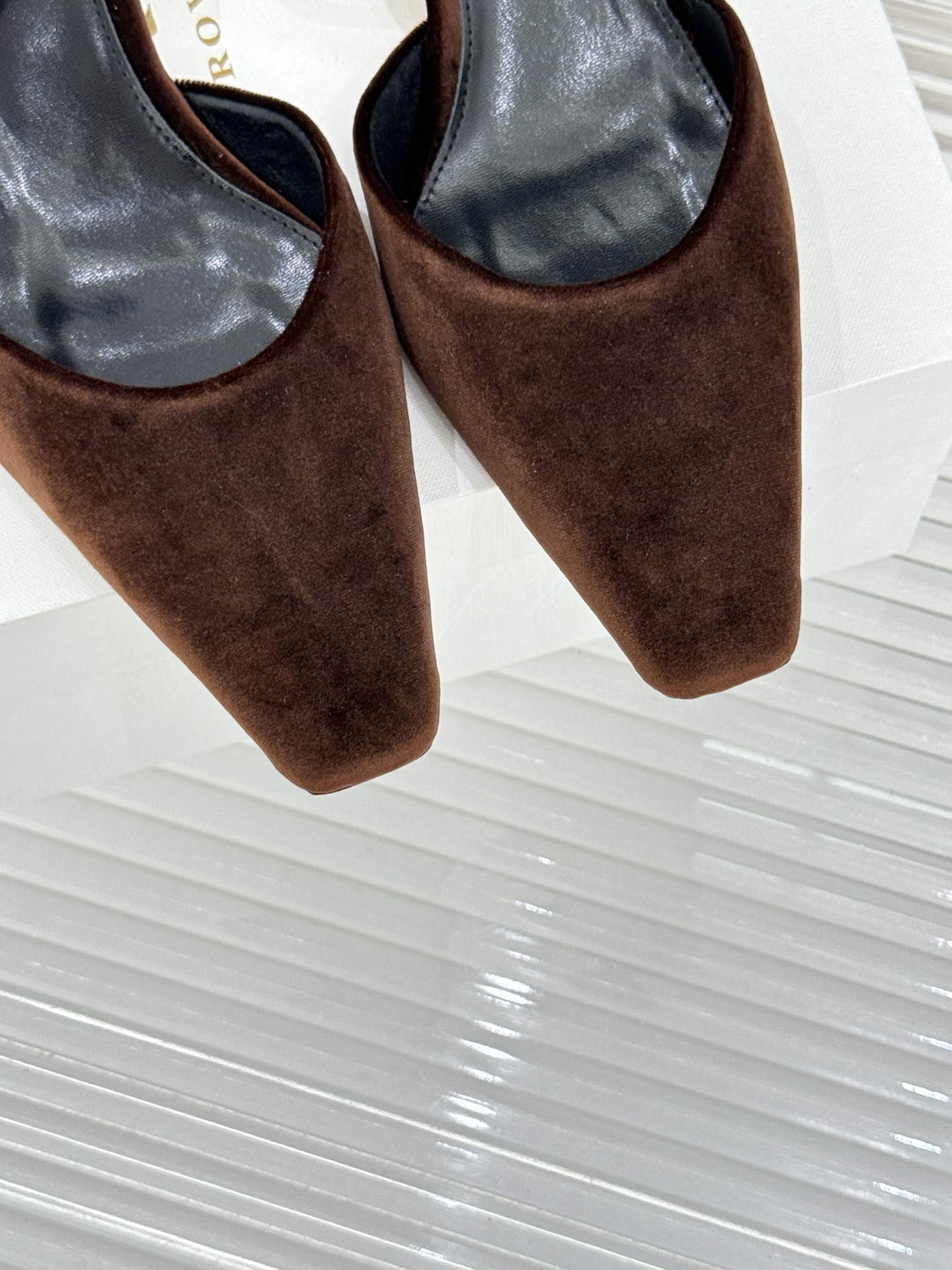 The Row26WF新品极简小方头后空猫跟凉鞋本季以静奢美学为底利落方头拉长脚型后空设计释放足背5cm