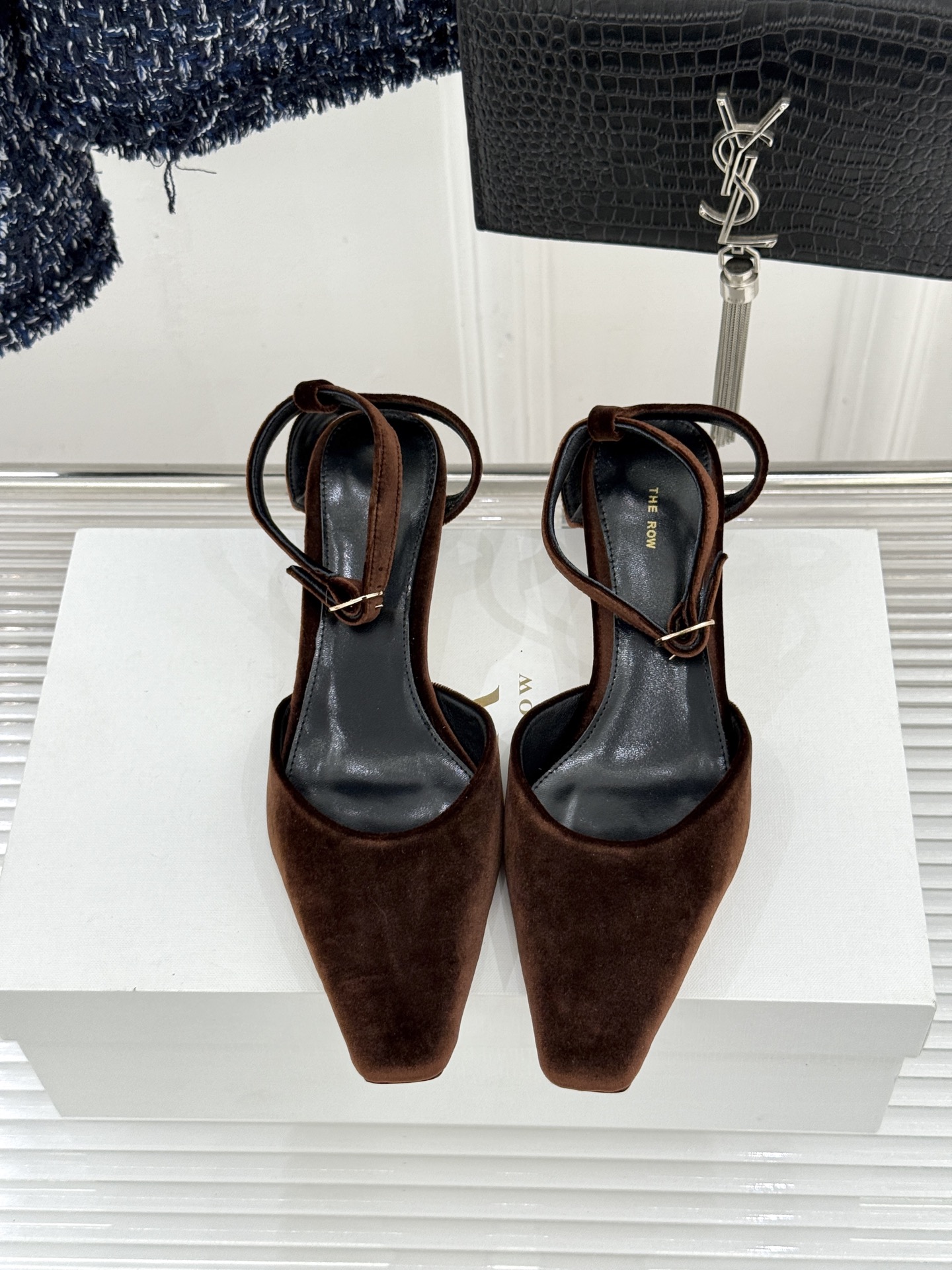 The Row26WF新品极简小方头后空猫跟凉鞋本季以静奢美学为底利落方头拉长脚型后空设计释放足背5cm