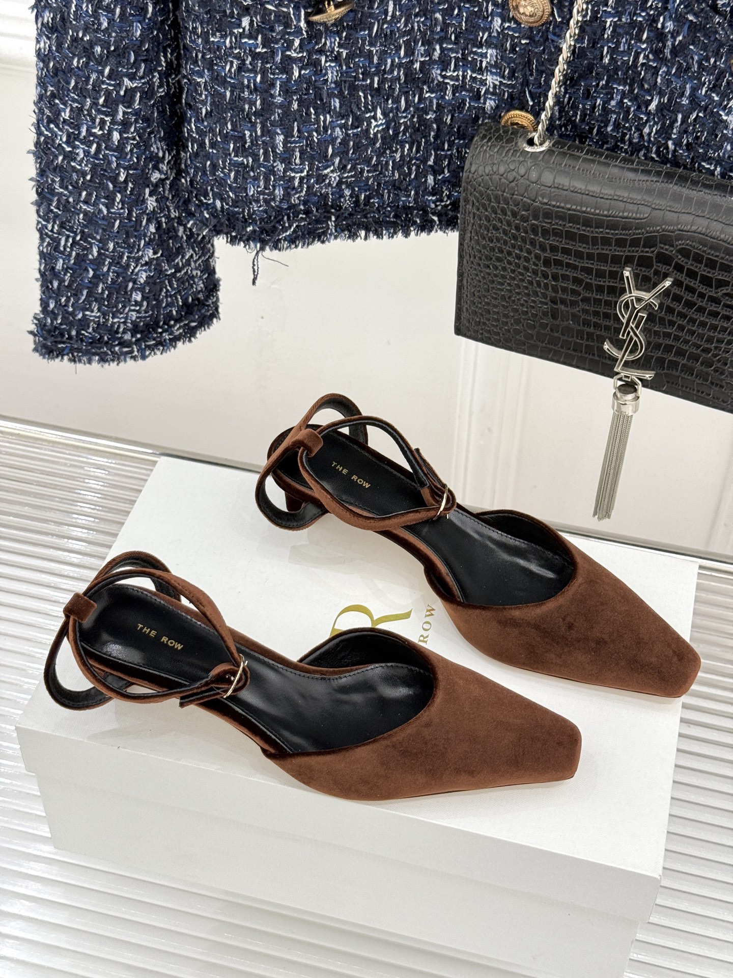 The Row26WF新品极简小方头后空猫跟凉鞋本季以静奢美学为底利落方头拉长脚型后空设计释放足背5cm