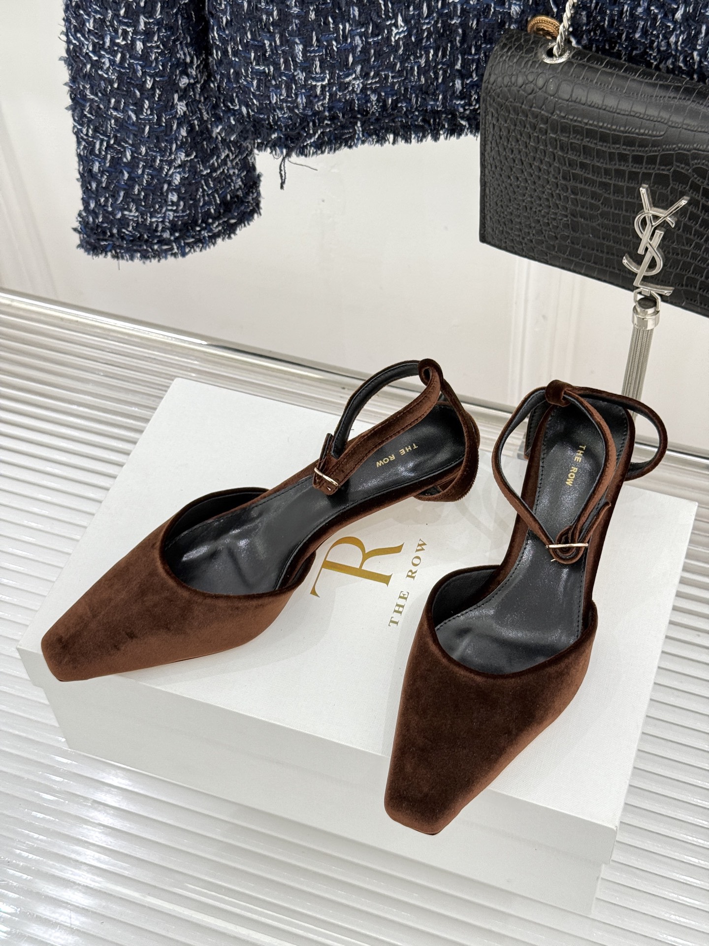 The Row26WF新品极简小方头后空猫跟凉鞋本季以静奢美学为底利落方头拉长脚型后空设计释放足背5cm