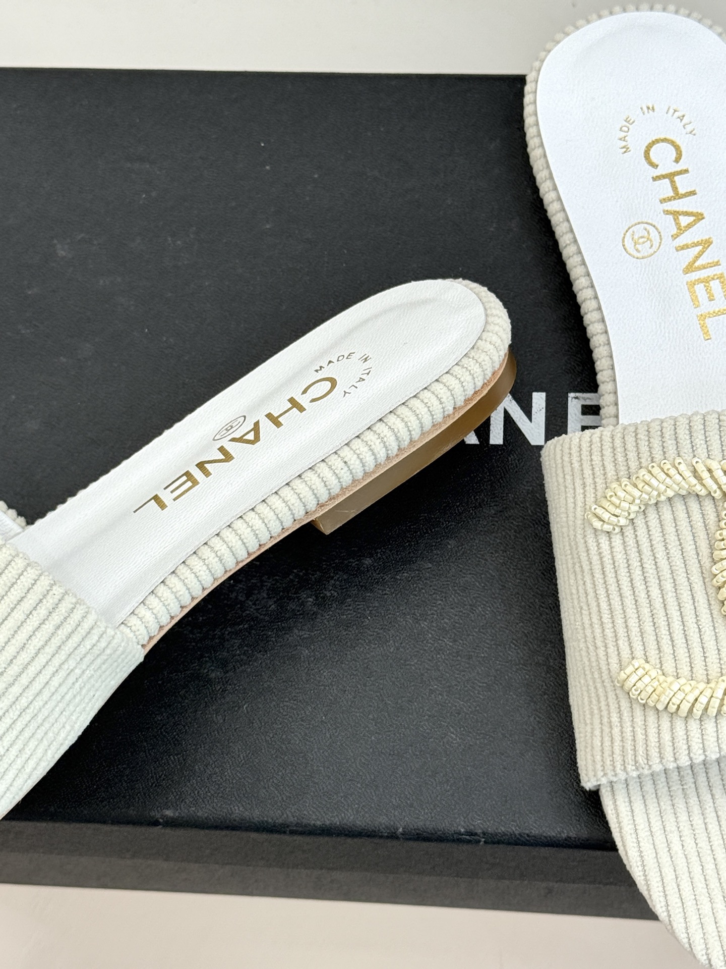 CHANE*｜小香26P新品大双C灯芯绒平底拖鞋以复古灯芯绒重塑经典双C符号。温润灯芯绒肌理细腻软糯自带