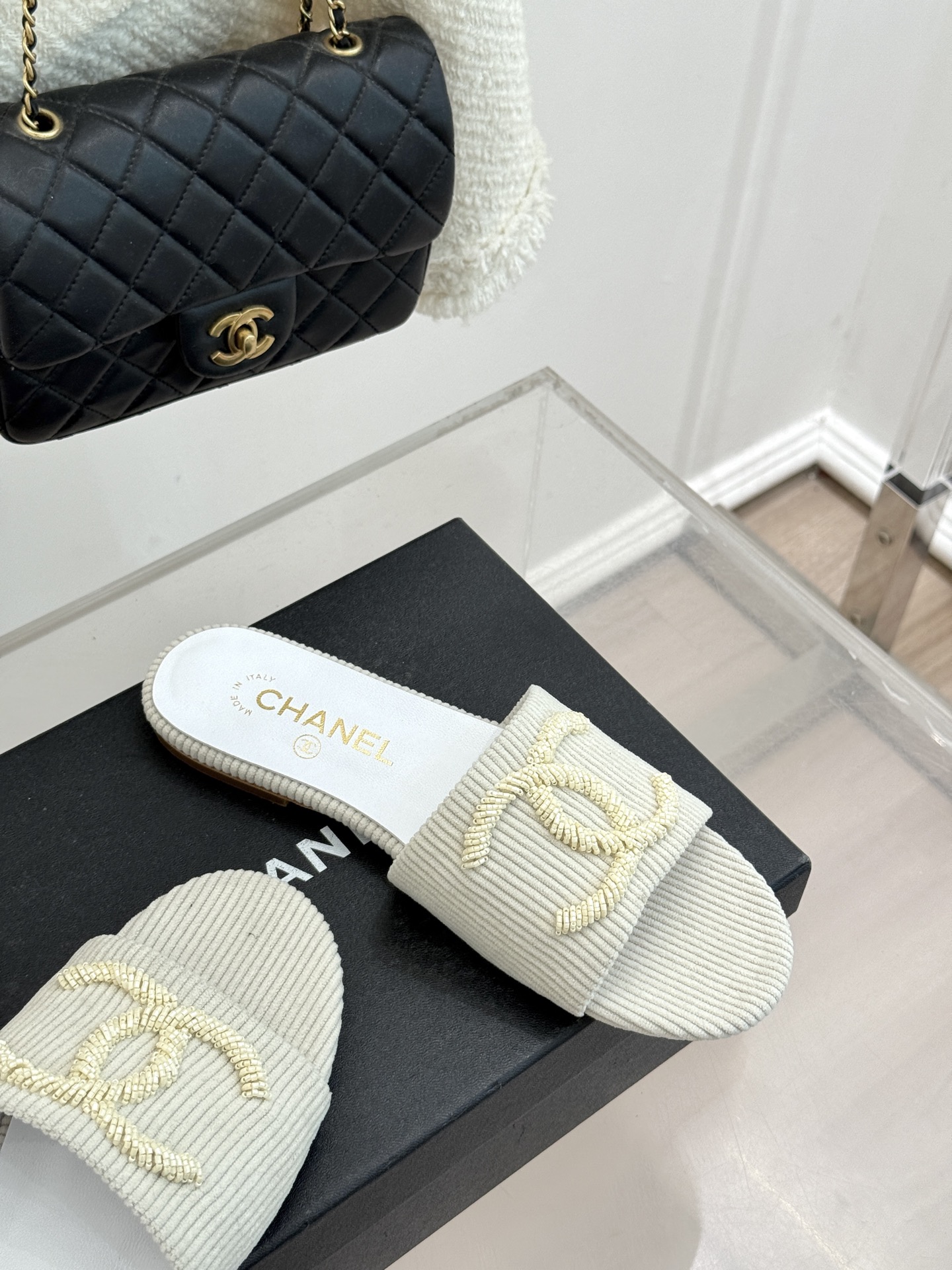 CHANE*｜小香26P新品大双C灯芯绒平底拖鞋以复古灯芯绒重塑经典双C符号。温润灯芯绒肌理细腻软糯自带