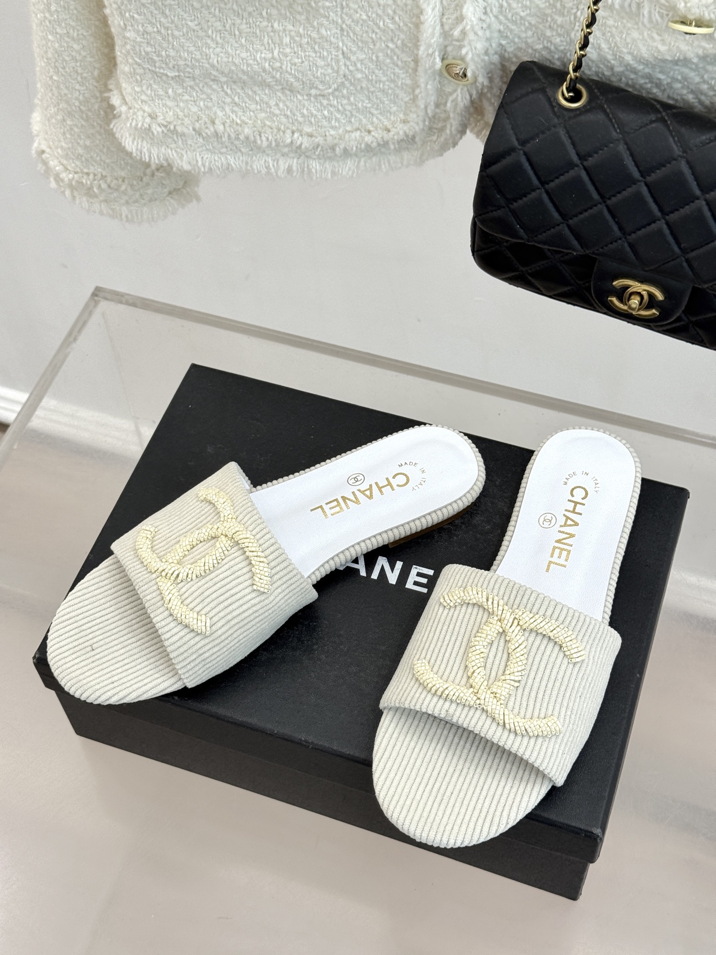 CHANE*｜小香26P新品大双C灯芯绒平底拖鞋以复古灯芯绒重塑经典双C符号。温润灯芯绒肌理细腻软糯自带