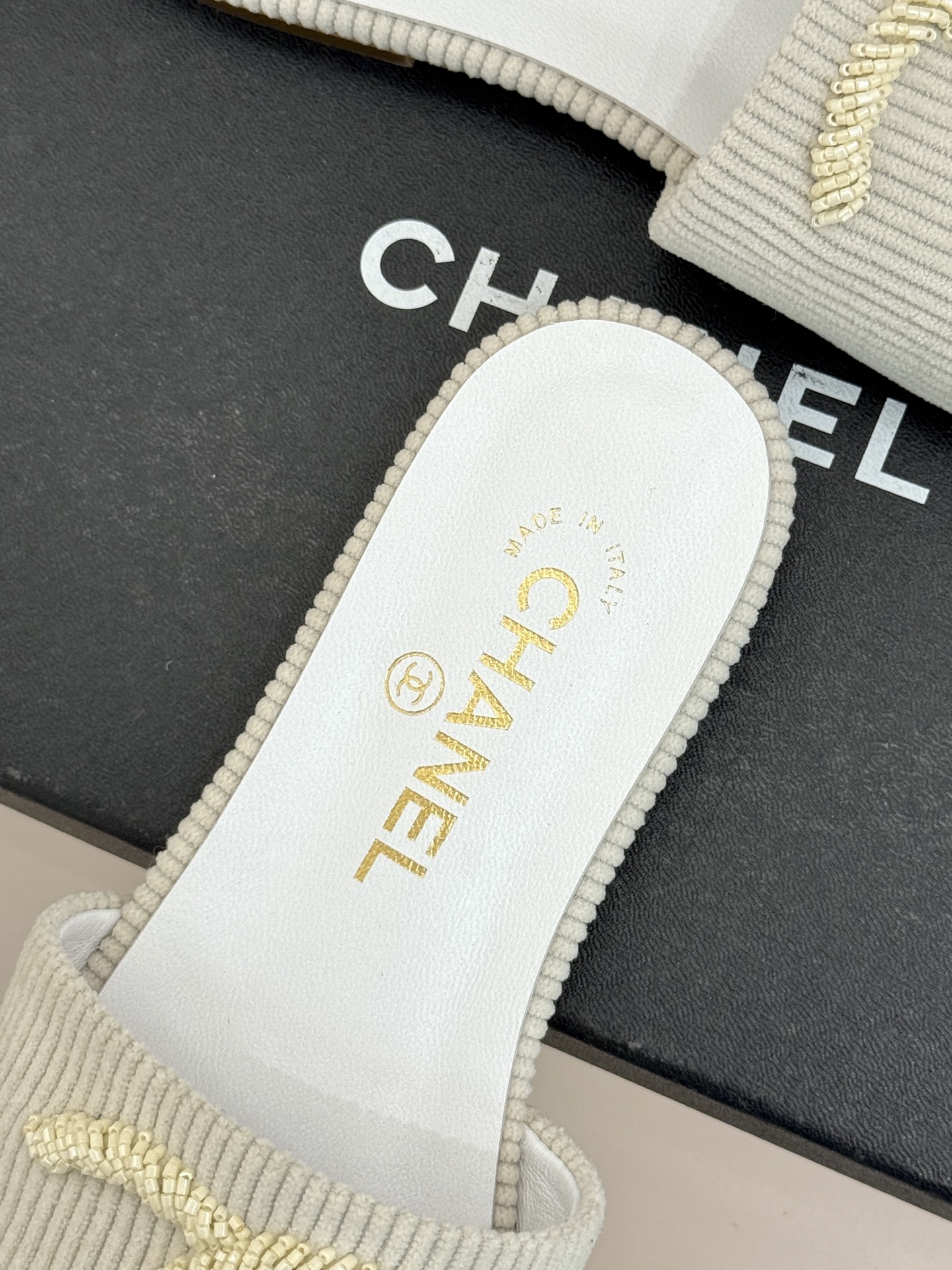 CHANE*｜小香26P新品大双C灯芯绒平底拖鞋以复古灯芯绒重塑经典双C符号。温润灯芯绒肌理细腻软糯自带