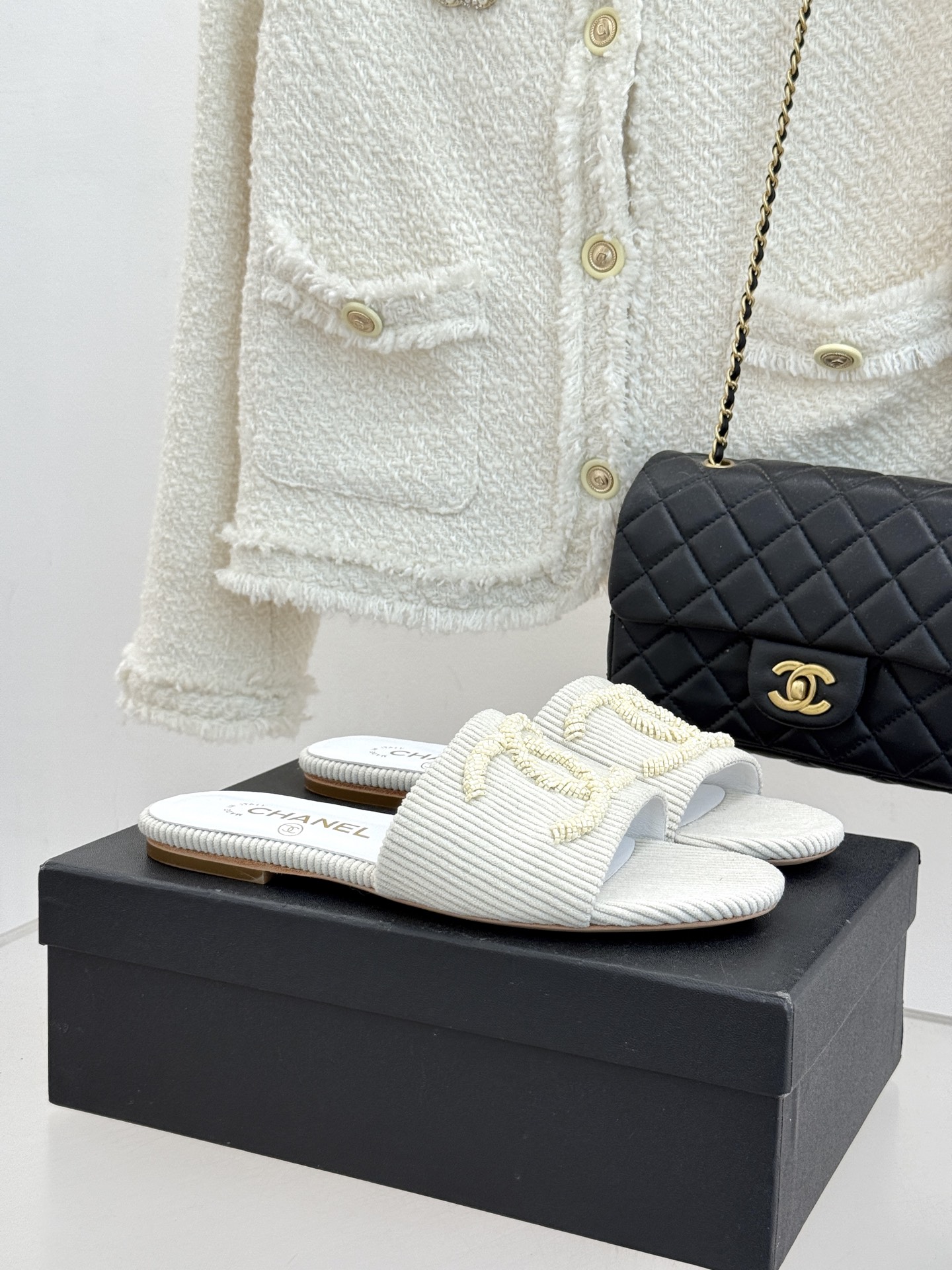 CHANE*｜小香26P新品大双C灯芯绒平底拖鞋以复古灯芯绒重塑经典双C符号。温润灯芯绒肌理细腻软糯自带