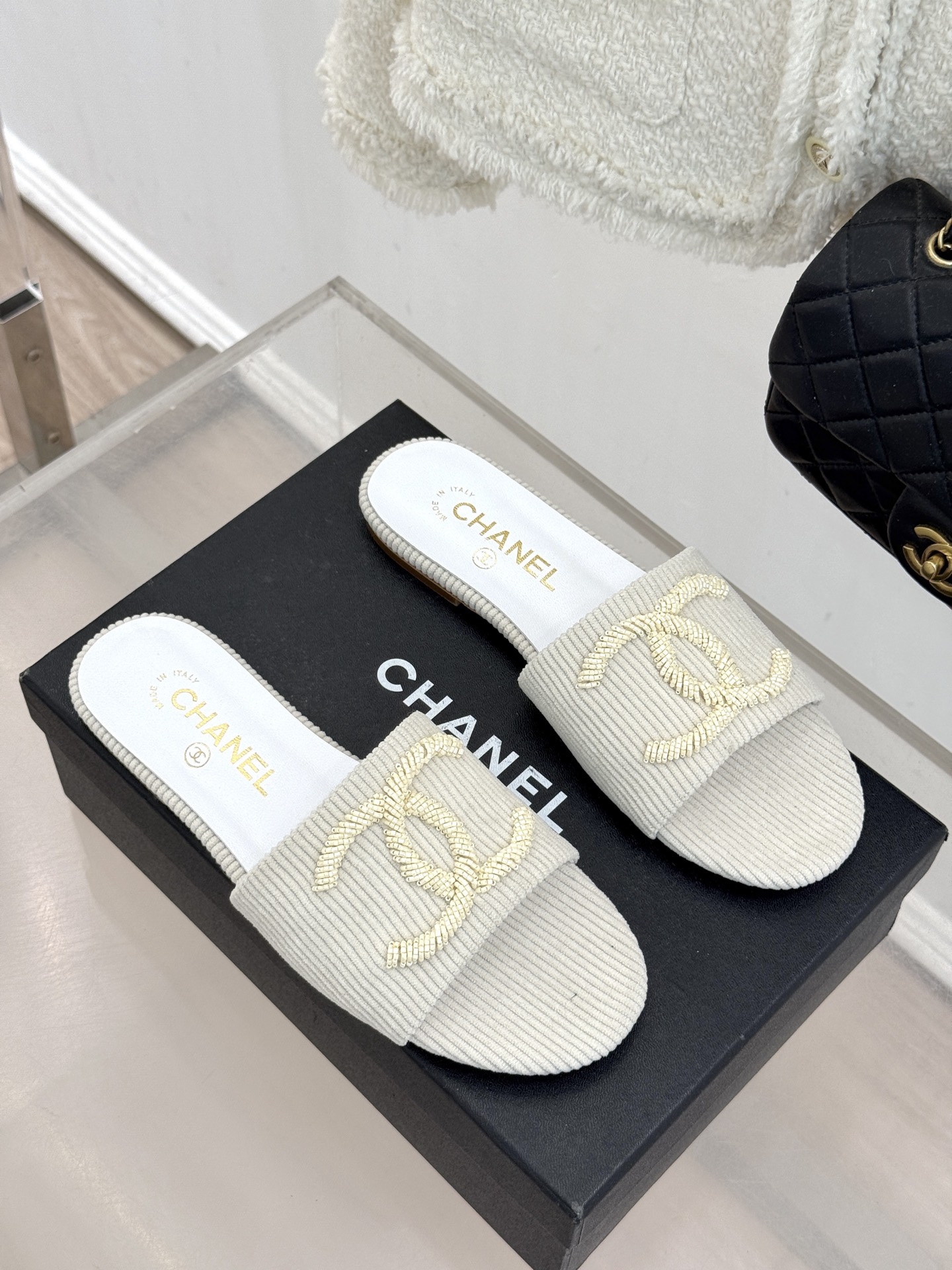 CHANE*｜小香26P新品大双C灯芯绒平底拖鞋以复古灯芯绒重塑经典双C符号。温润灯芯绒肌理细腻软糯自带