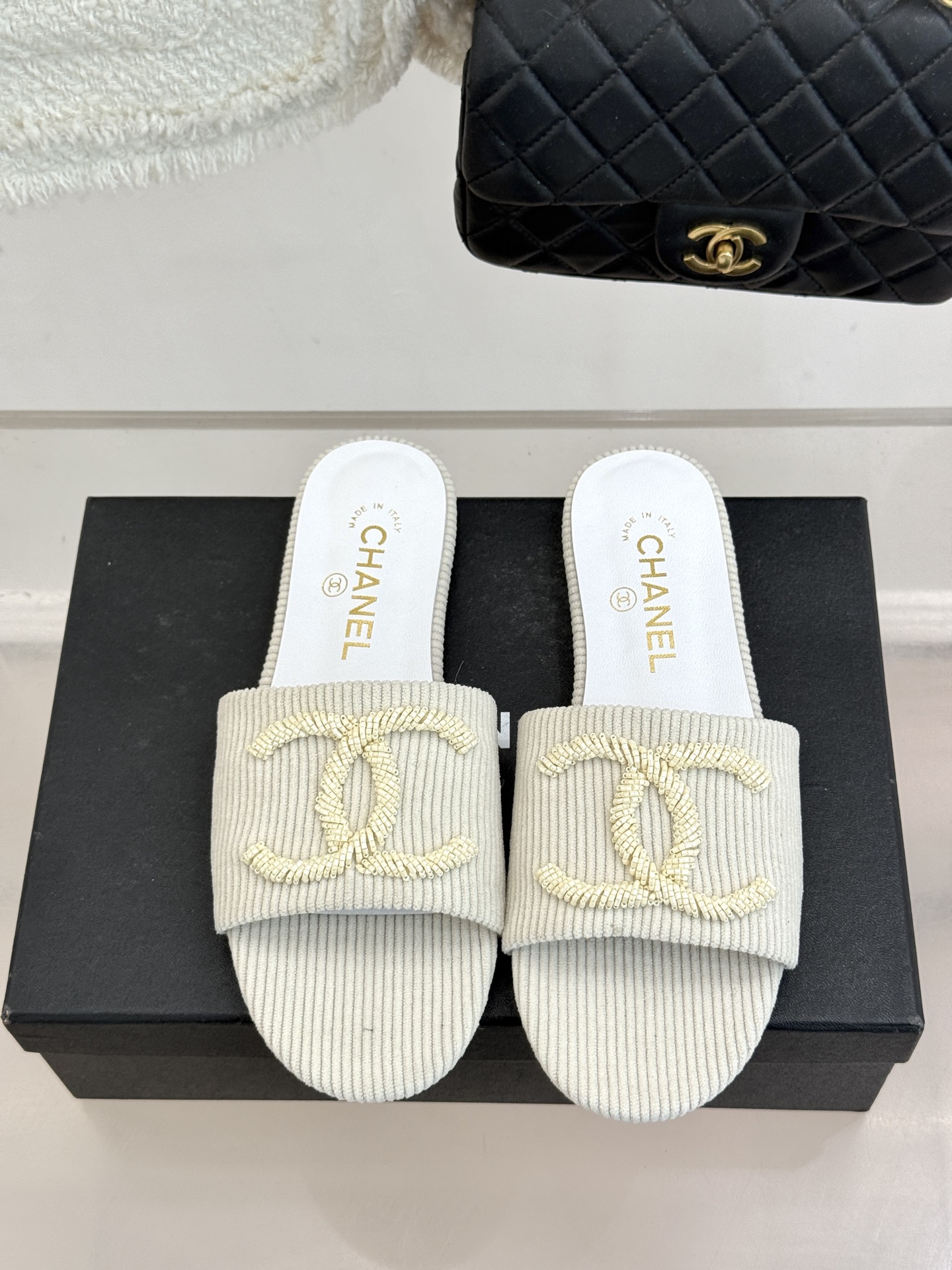 CHANE*｜小香26P新品大双C灯芯绒平底拖鞋以复古灯芯绒重塑经典双C符号。温润灯芯绒肌理细腻软糯自带