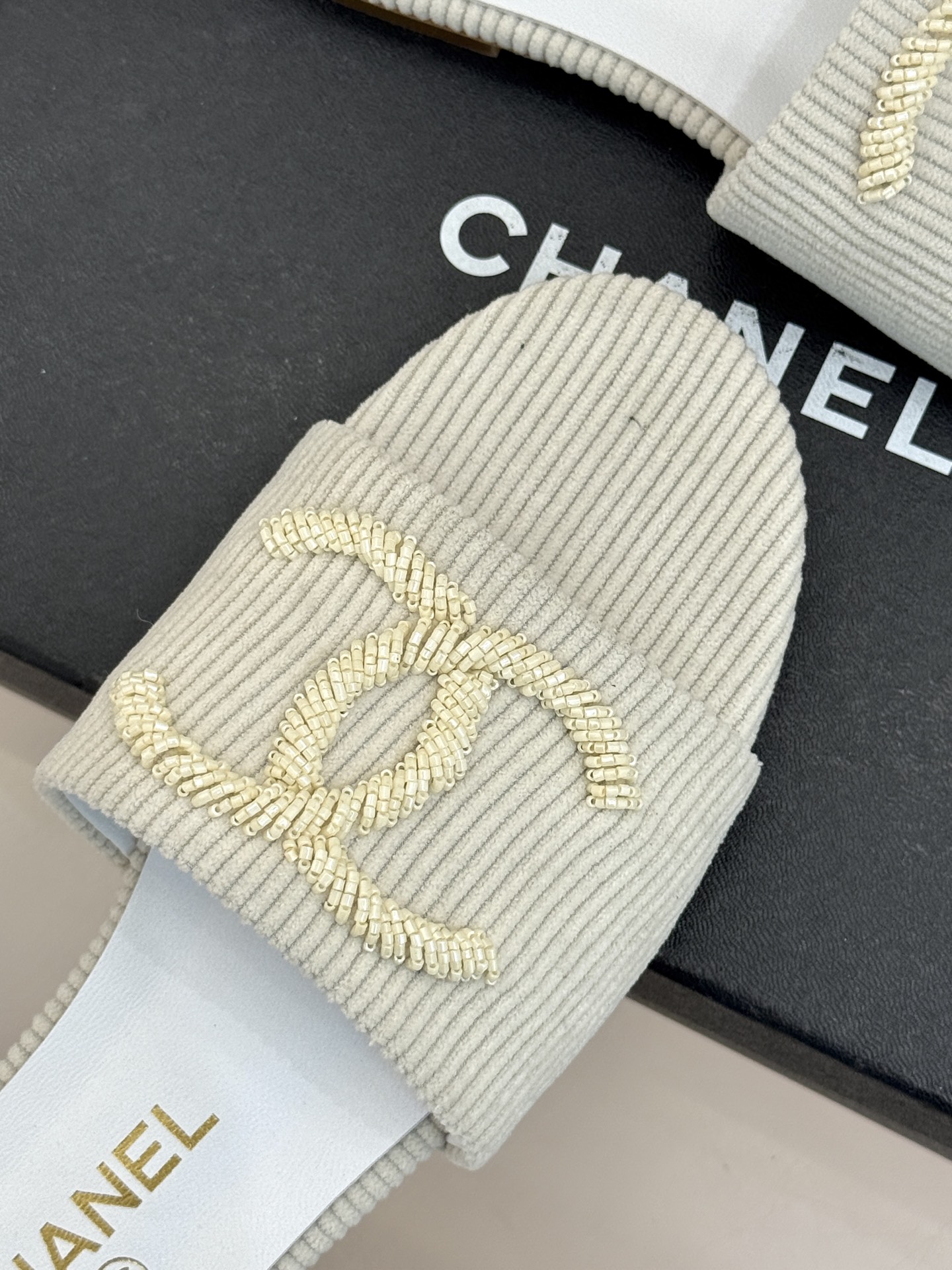 CHANE*｜小香26P新品大双C灯芯绒平底拖鞋以复古灯芯绒重塑经典双C符号。温润灯芯绒肌理细腻软糯自带