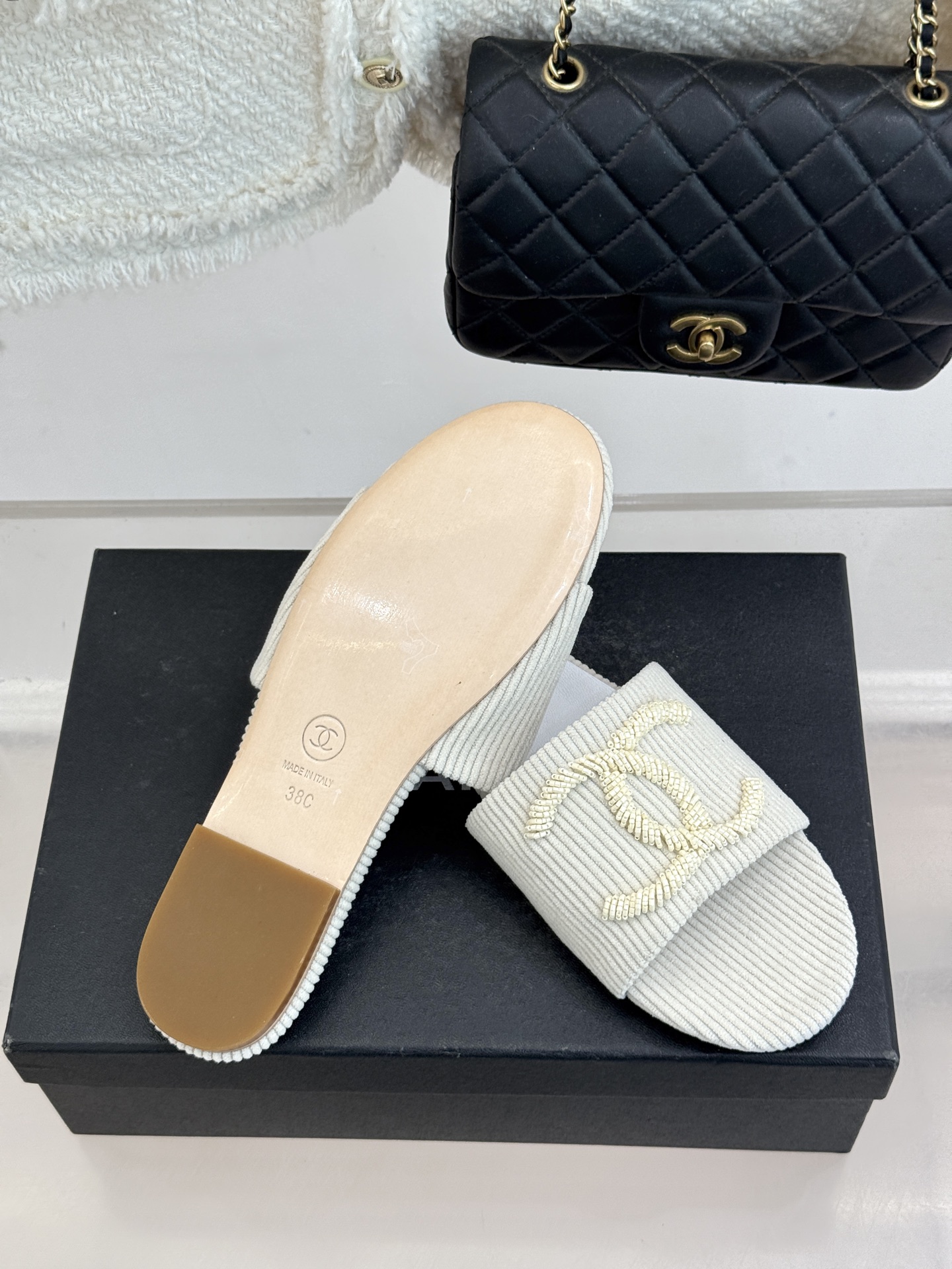 CHANE*｜小香26P新品大双C灯芯绒平底拖鞋以复古灯芯绒重塑经典双C符号。温润灯芯绒肌理细腻软糯自带