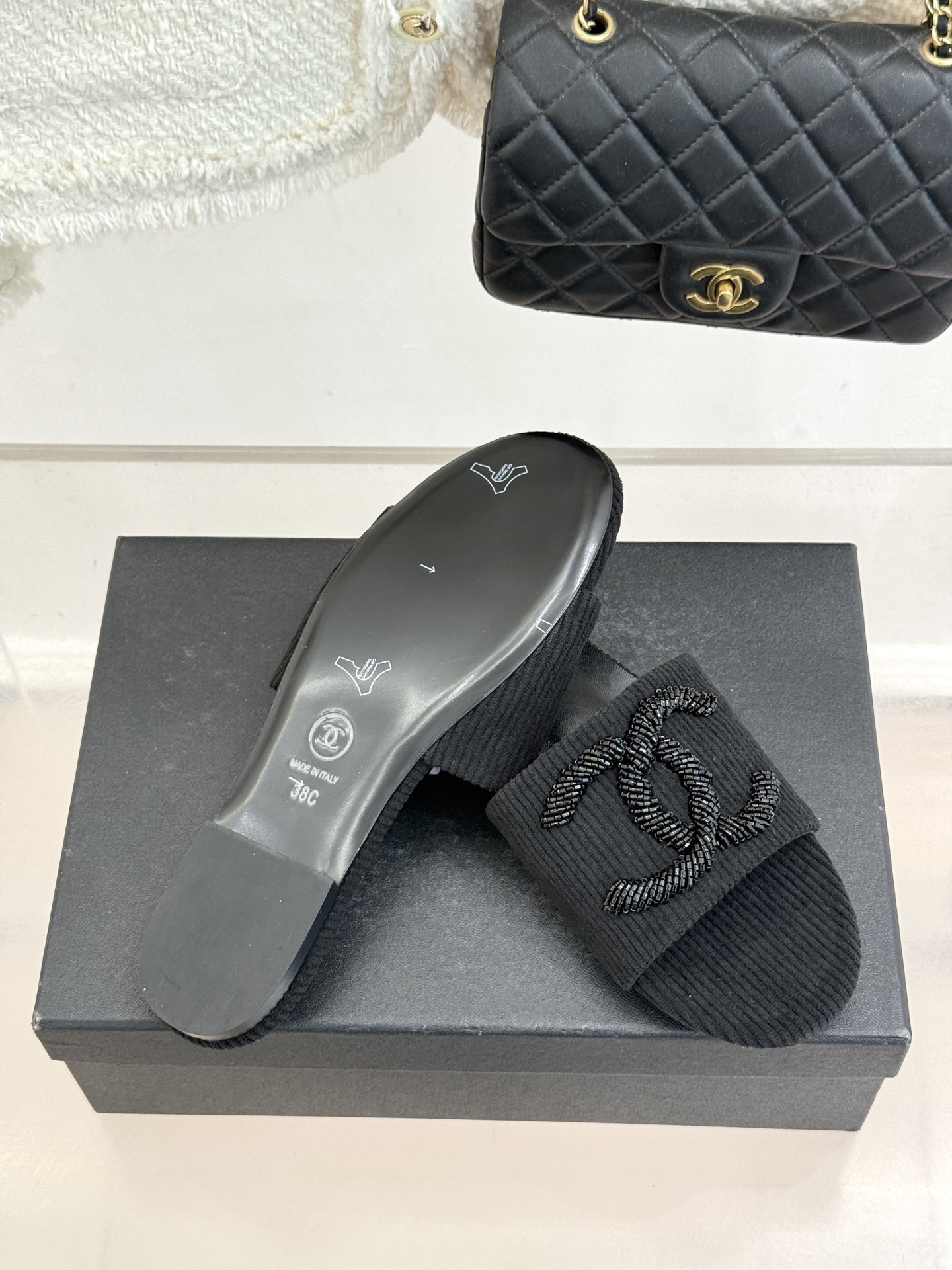 CHANE*｜小香26P新品大双C灯芯绒平底拖鞋以复古灯芯绒重塑经典双C符号。温润灯芯绒肌理细腻软糯自带