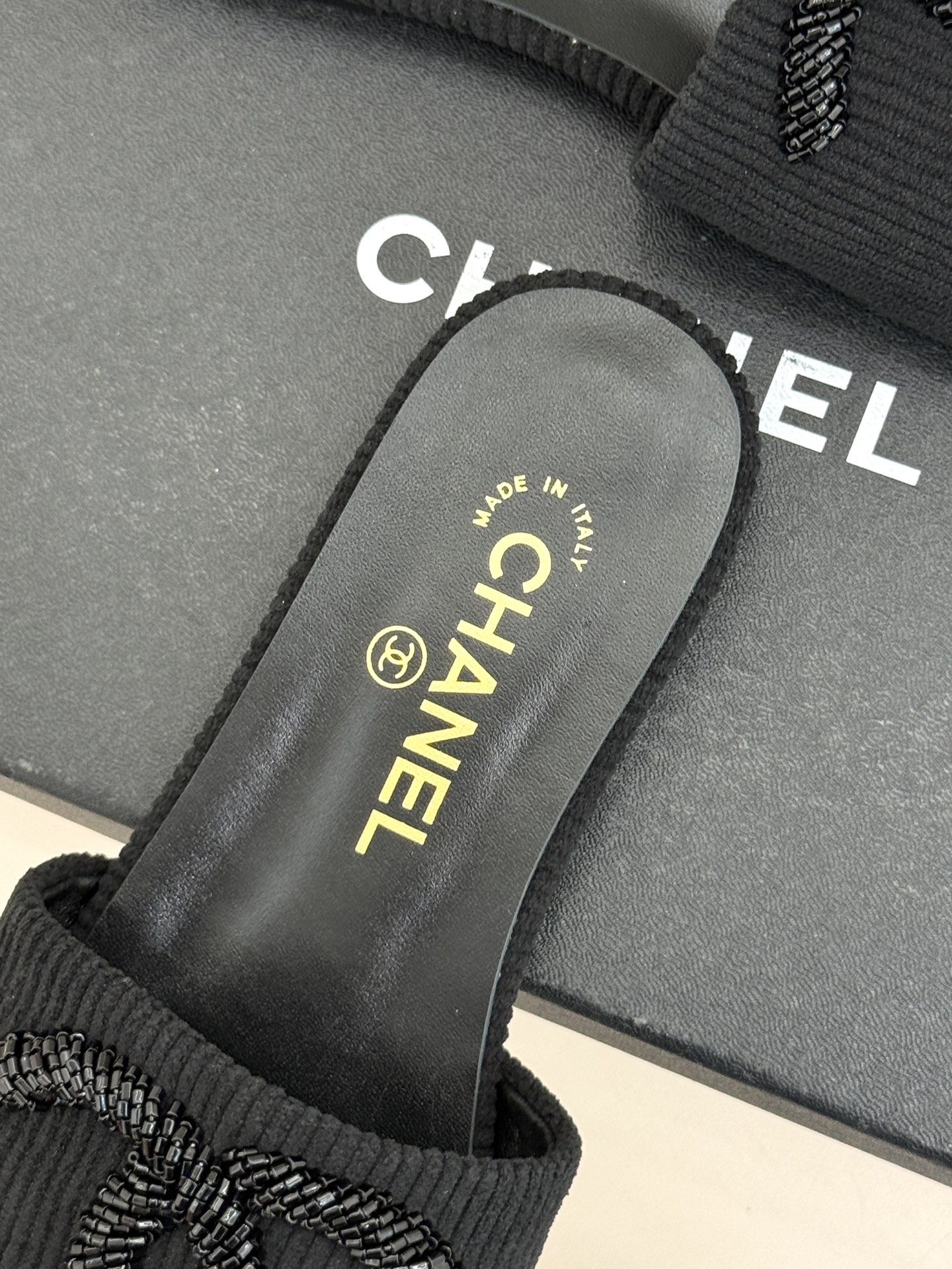 CHANE*｜小香26P新品大双C灯芯绒平底拖鞋以复古灯芯绒重塑经典双C符号。温润灯芯绒肌理细腻软糯自带