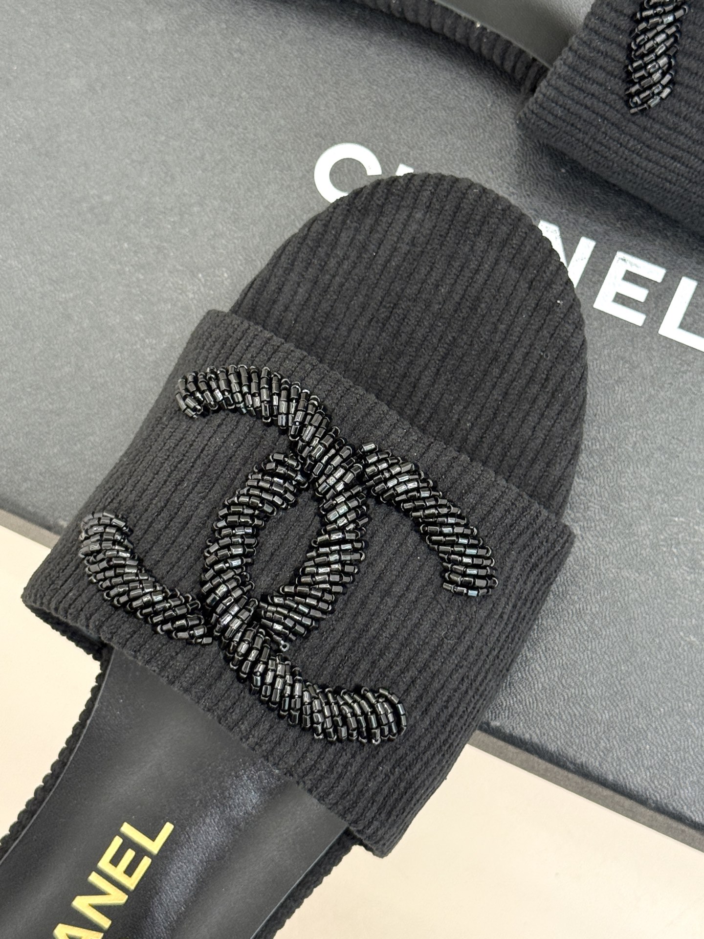 CHANE*｜小香26P新品大双C灯芯绒平底拖鞋以复古灯芯绒重塑经典双C符号。温润灯芯绒肌理细腻软糯自带