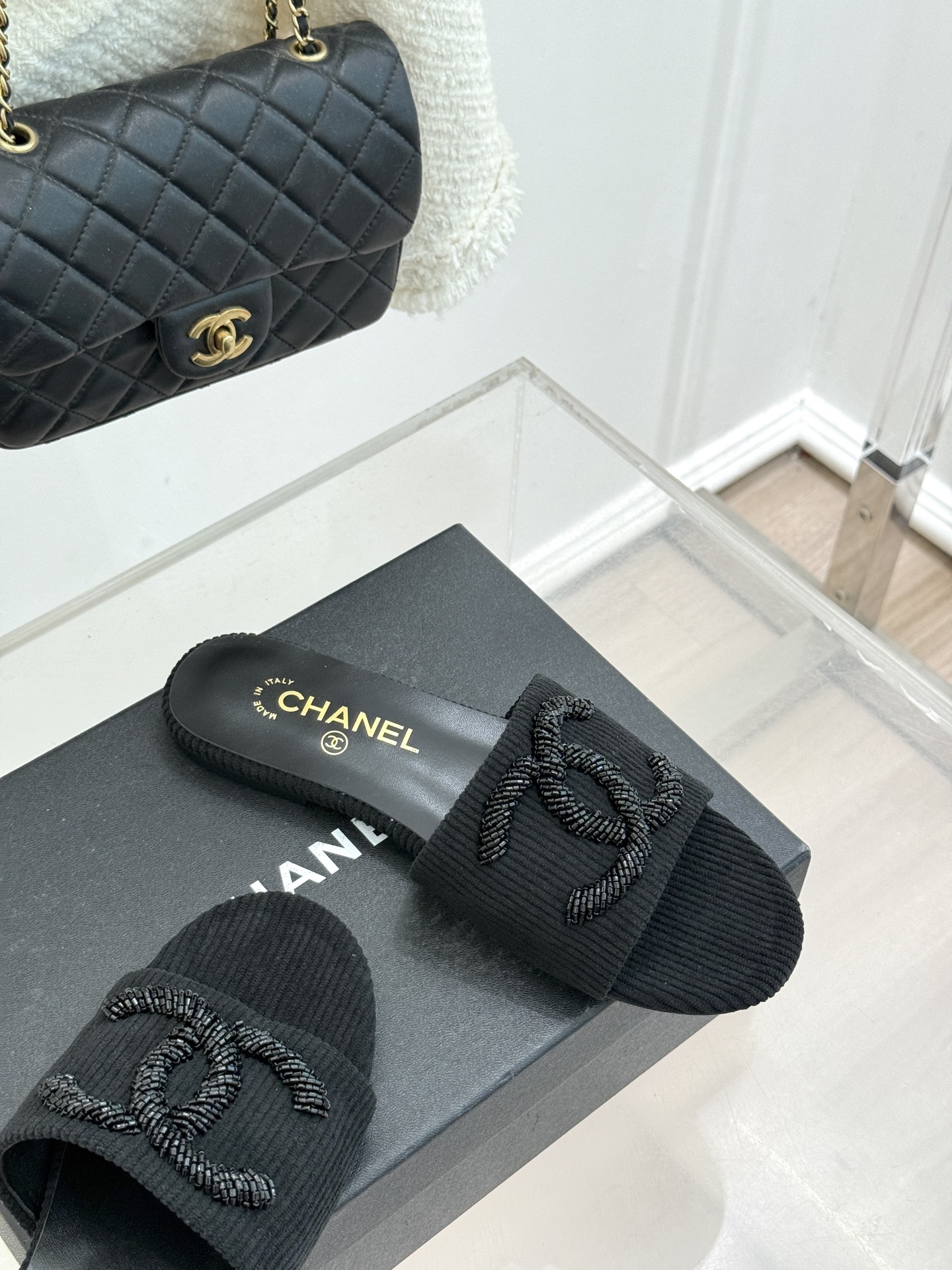 CHANE*｜小香26P新品大双C灯芯绒平底拖鞋以复古灯芯绒重塑经典双C符号。温润灯芯绒肌理细腻软糯自带