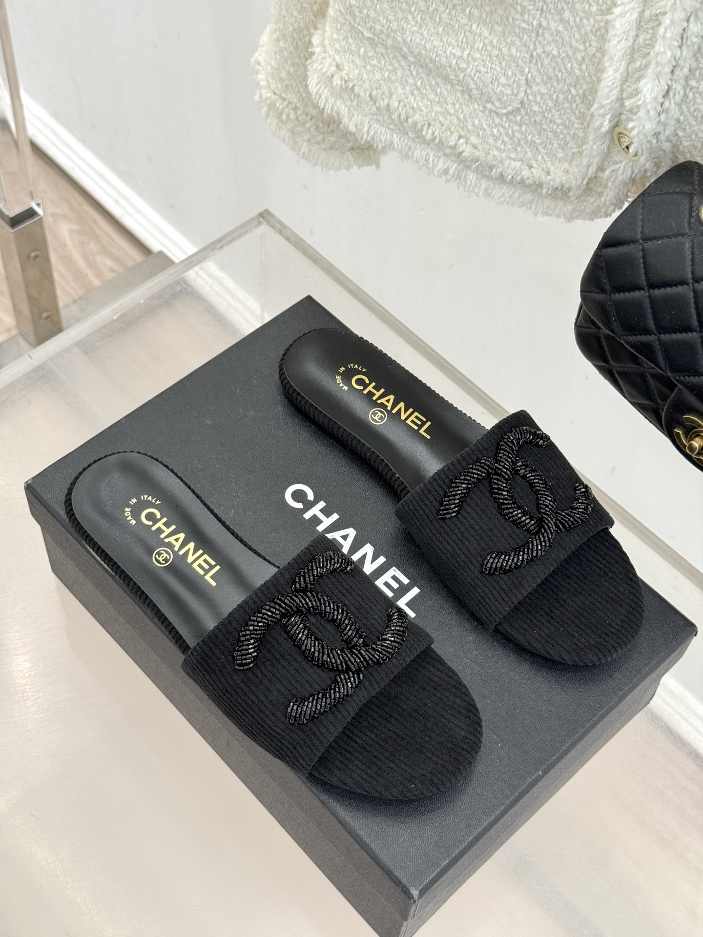 CHANE*｜小香26P新品大双C灯芯绒平底拖鞋以复古灯芯绒重塑经典双C符号。温润灯芯绒肌理细腻软糯自带