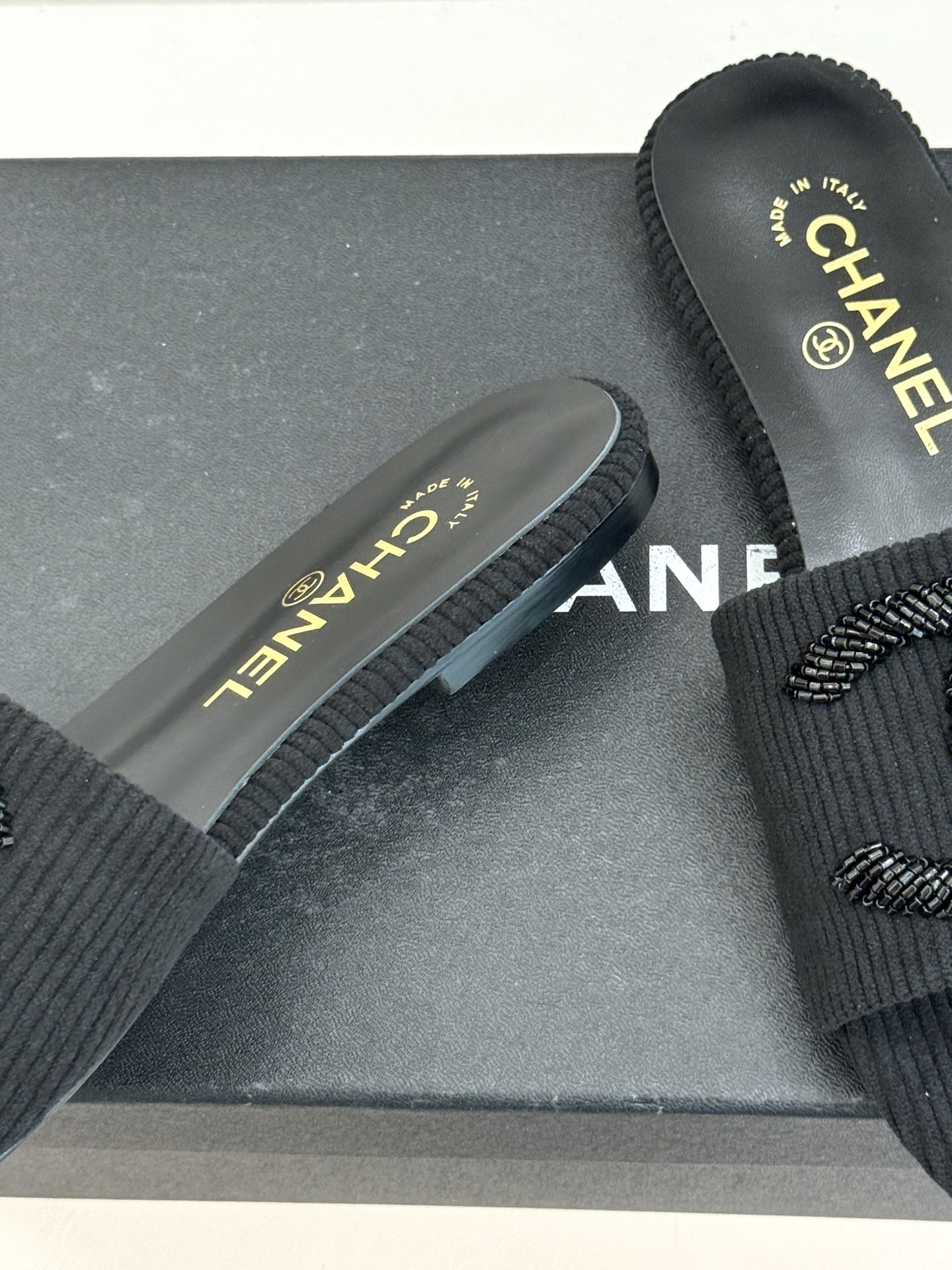 CHANE*｜小香26P新品大双C灯芯绒平底拖鞋以复古灯芯绒重塑经典双C符号。温润灯芯绒肌理细腻软糯自带