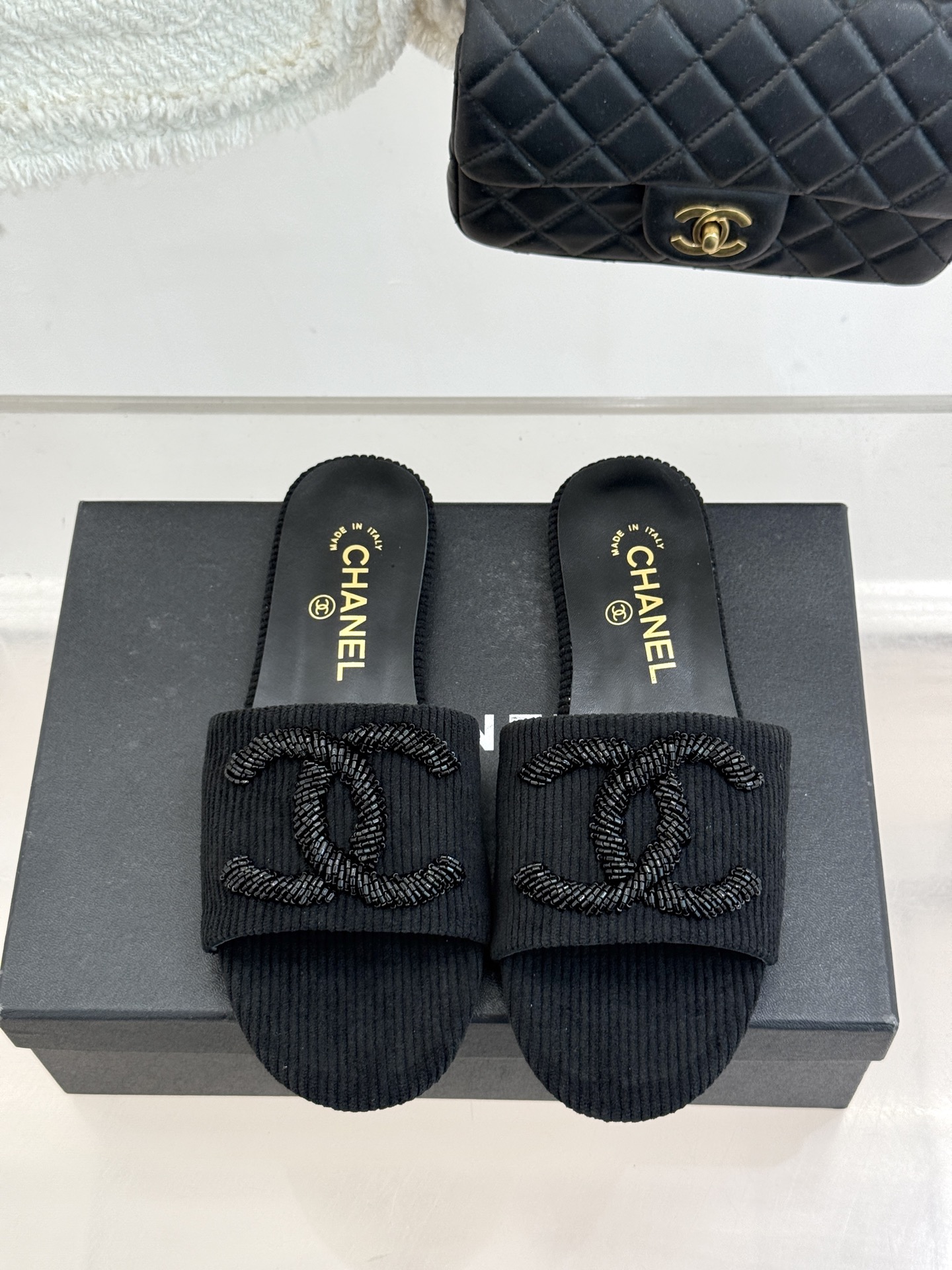 CHANE*｜小香26P新品大双C灯芯绒平底拖鞋以复古灯芯绒重塑经典双C符号。温润灯芯绒肌理细腻软糯自带