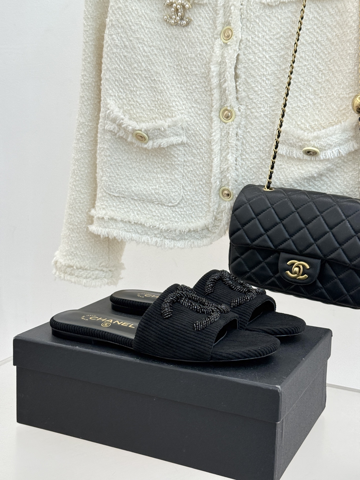 CHANE*｜小香26P新品大双C灯芯绒平底拖鞋以复古灯芯绒重塑经典双C符号。温润灯芯绒肌理细腻软糯自带