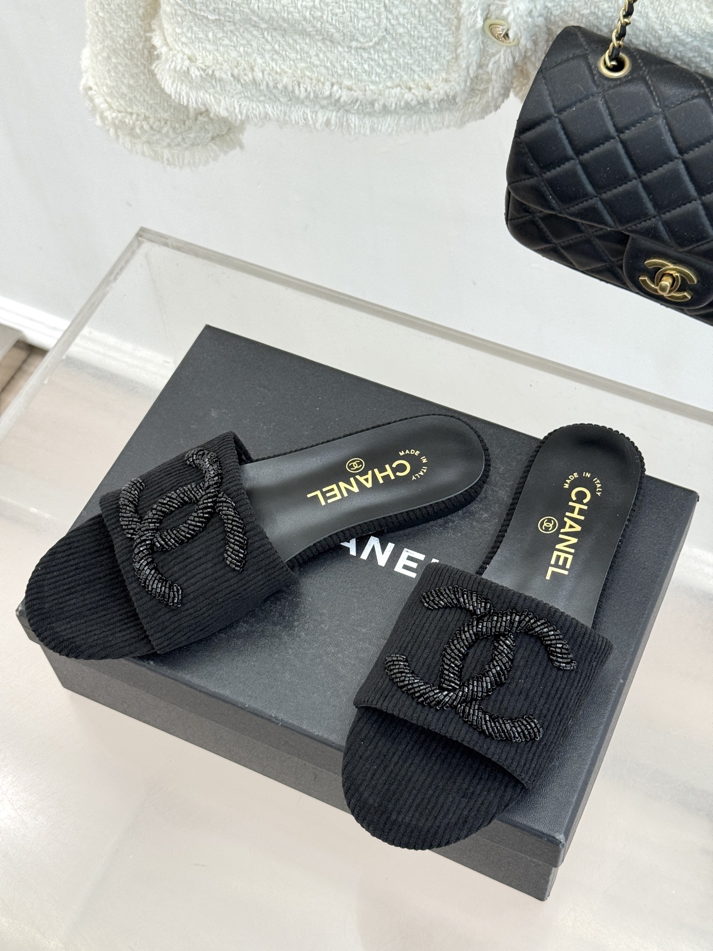 CHANE*｜小香26P新品大双C灯芯绒平底拖鞋以复古灯芯绒重塑经典双C符号。温润灯芯绒肌理细腻软糯自带