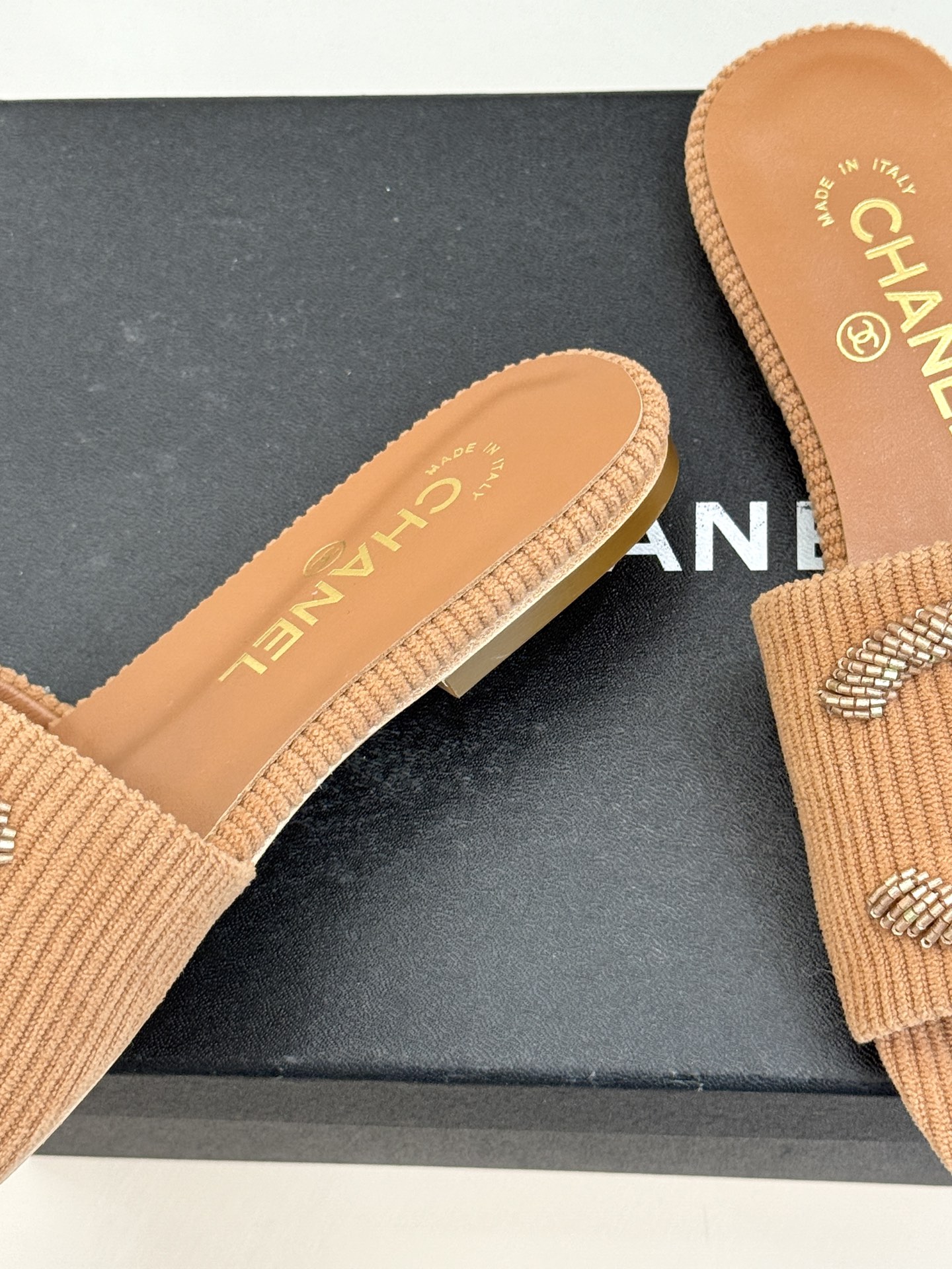 CHANE*｜小香26P新品大双C灯芯绒平底拖鞋以复古灯芯绒重塑经典双C符号。温润灯芯绒肌理细腻软糯自带