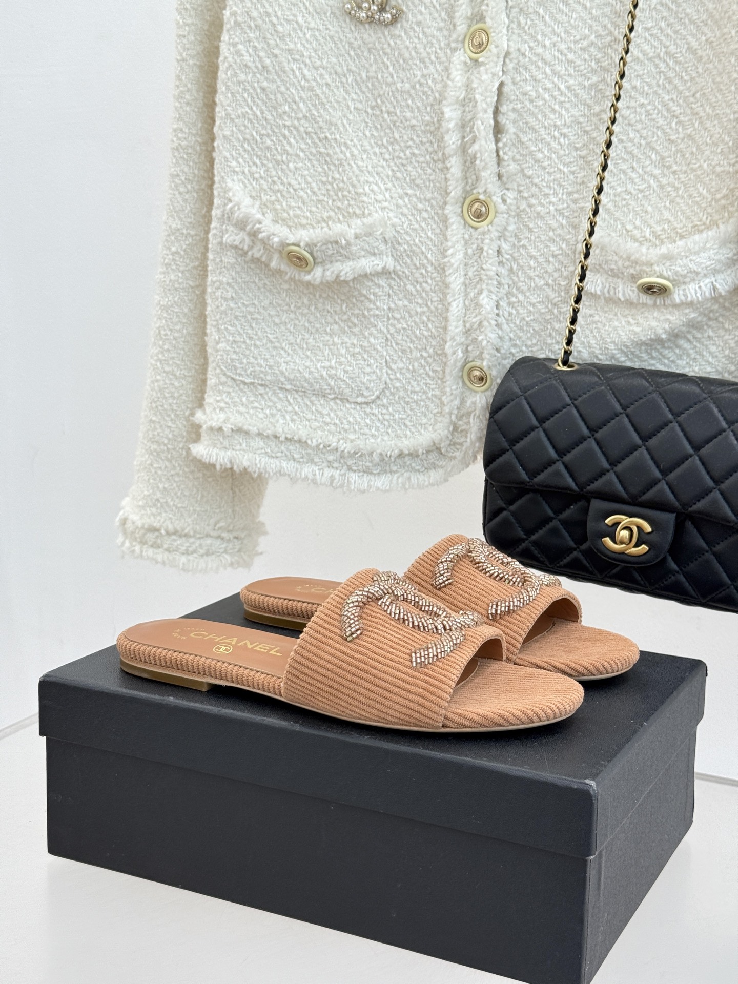 CHANE*｜小香26P新品大双C灯芯绒平底拖鞋以复古灯芯绒重塑经典双C符号。温润灯芯绒肌理细腻软糯自带