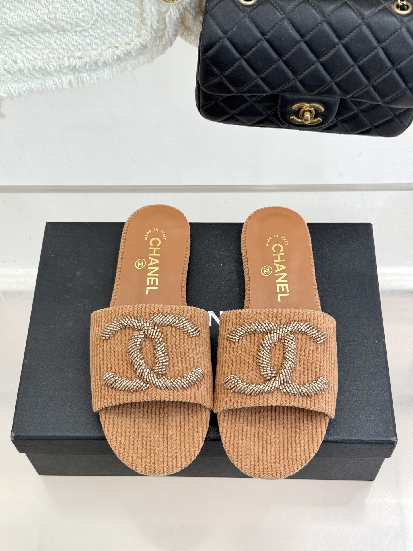CHANE*｜小香26P新品大双C灯芯绒平底拖鞋以复古灯芯绒重塑经典双C符号。温润灯芯绒肌理细腻软糯自带