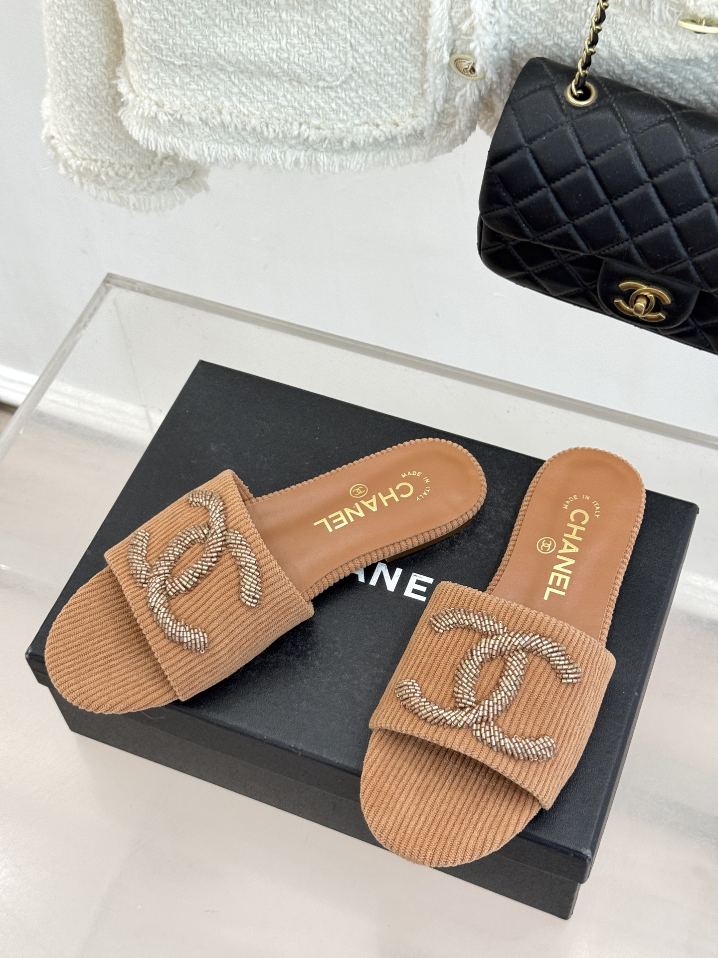 CHANE*｜小香26P新品大双C灯芯绒平底拖鞋以复古灯芯绒重塑经典双C符号。温润灯芯绒肌理细腻软糯自带