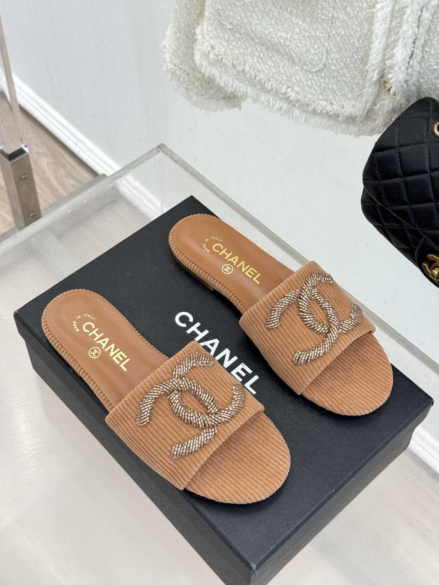 CHANE*｜小香26P新品大双C灯芯绒平底拖鞋以复古灯芯绒重塑经典双C符号。温润灯芯绒肌理细腻软糯自带