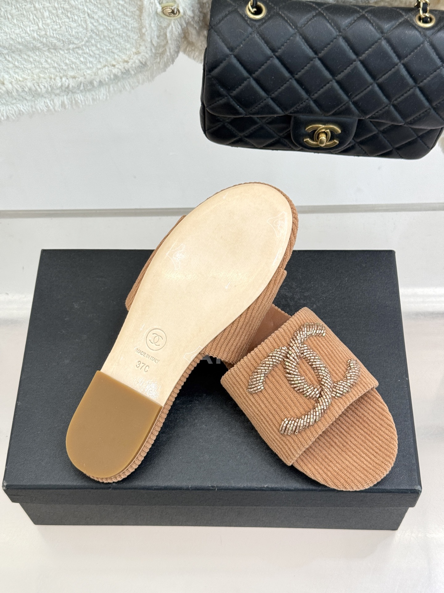 CHANE*｜小香26P新品大双C灯芯绒平底拖鞋以复古灯芯绒重塑经典双C符号。温润灯芯绒肌理细腻软糯自带