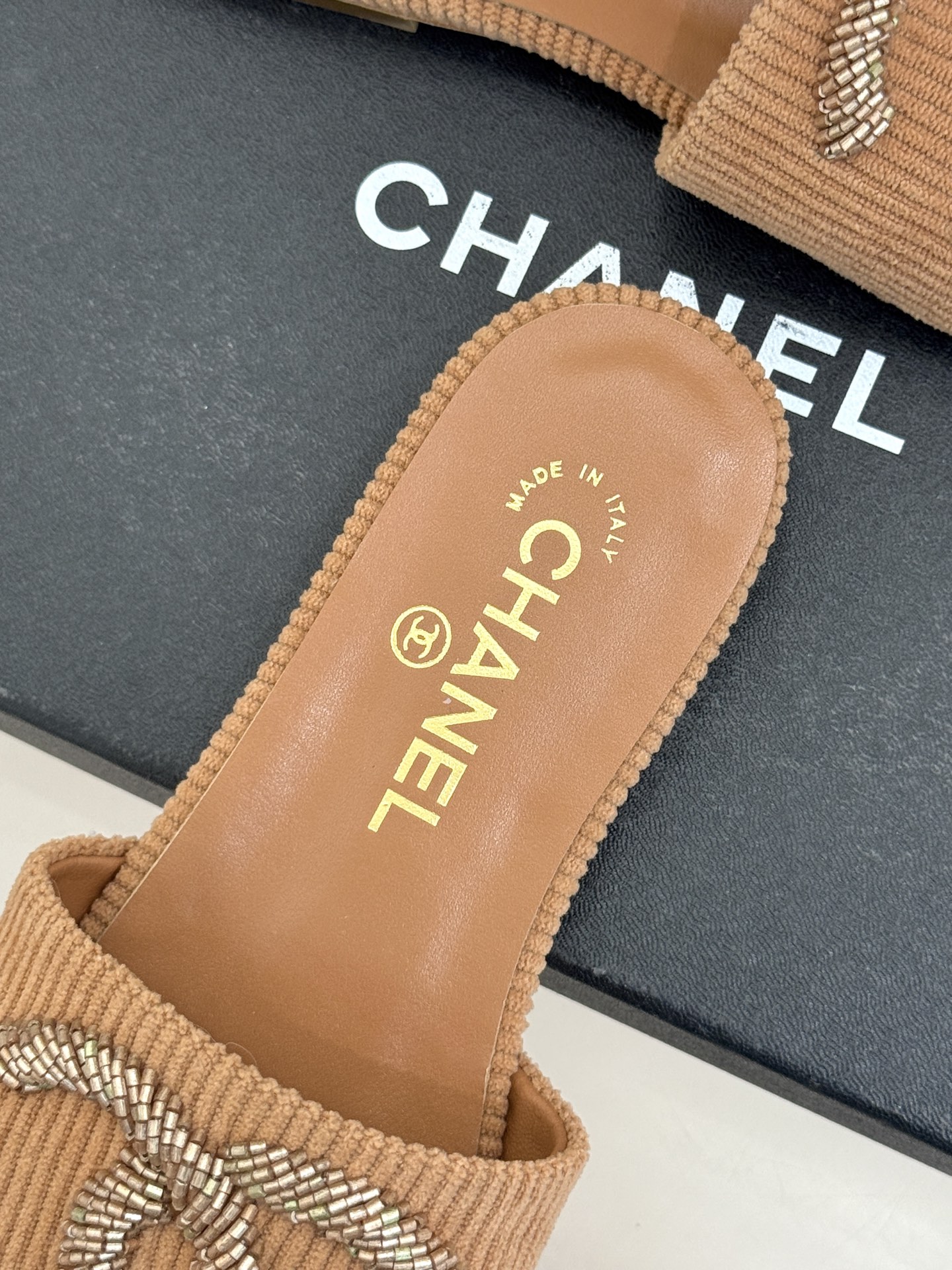 CHANE*｜小香26P新品大双C灯芯绒平底拖鞋以复古灯芯绒重塑经典双C符号。温润灯芯绒肌理细腻软糯自带